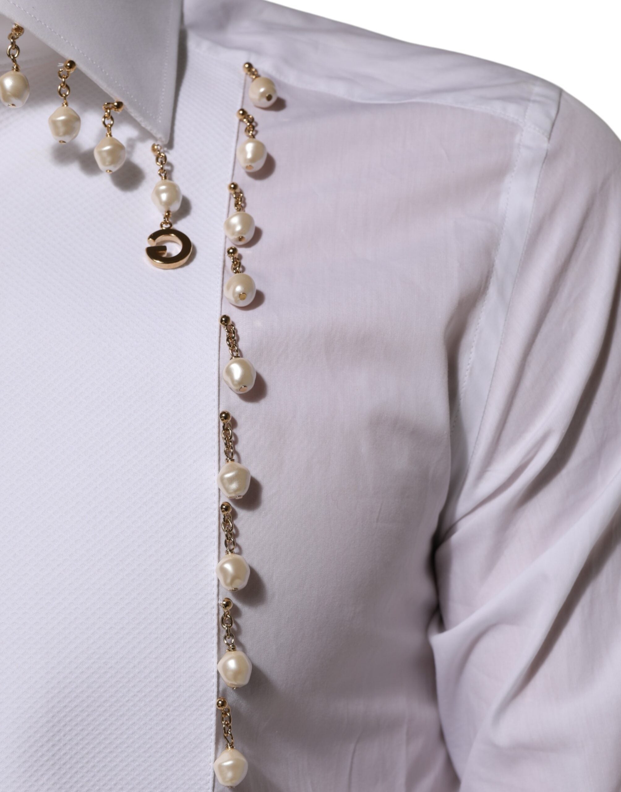 Chemise formelle blanche en coton Dolce & Gabbana avec logo DG, perles et détails dorés, élégance raffinée.
