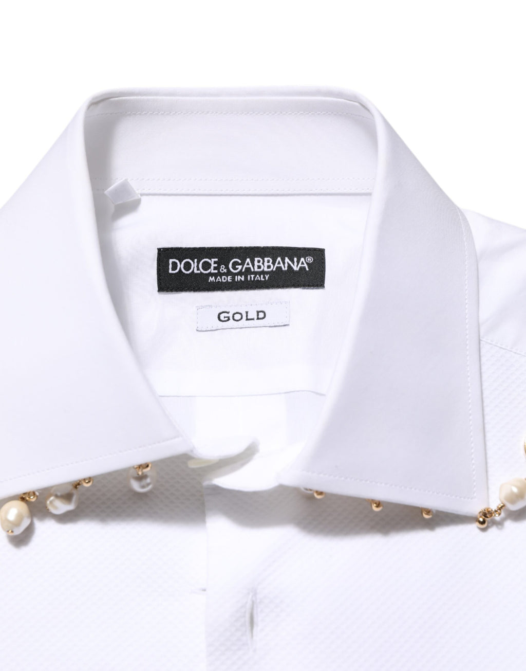 Chemise formelle blanche Dolce & Gabbana en coton avec logo DG, perles et détails dorés, élégante et sophistiquée.