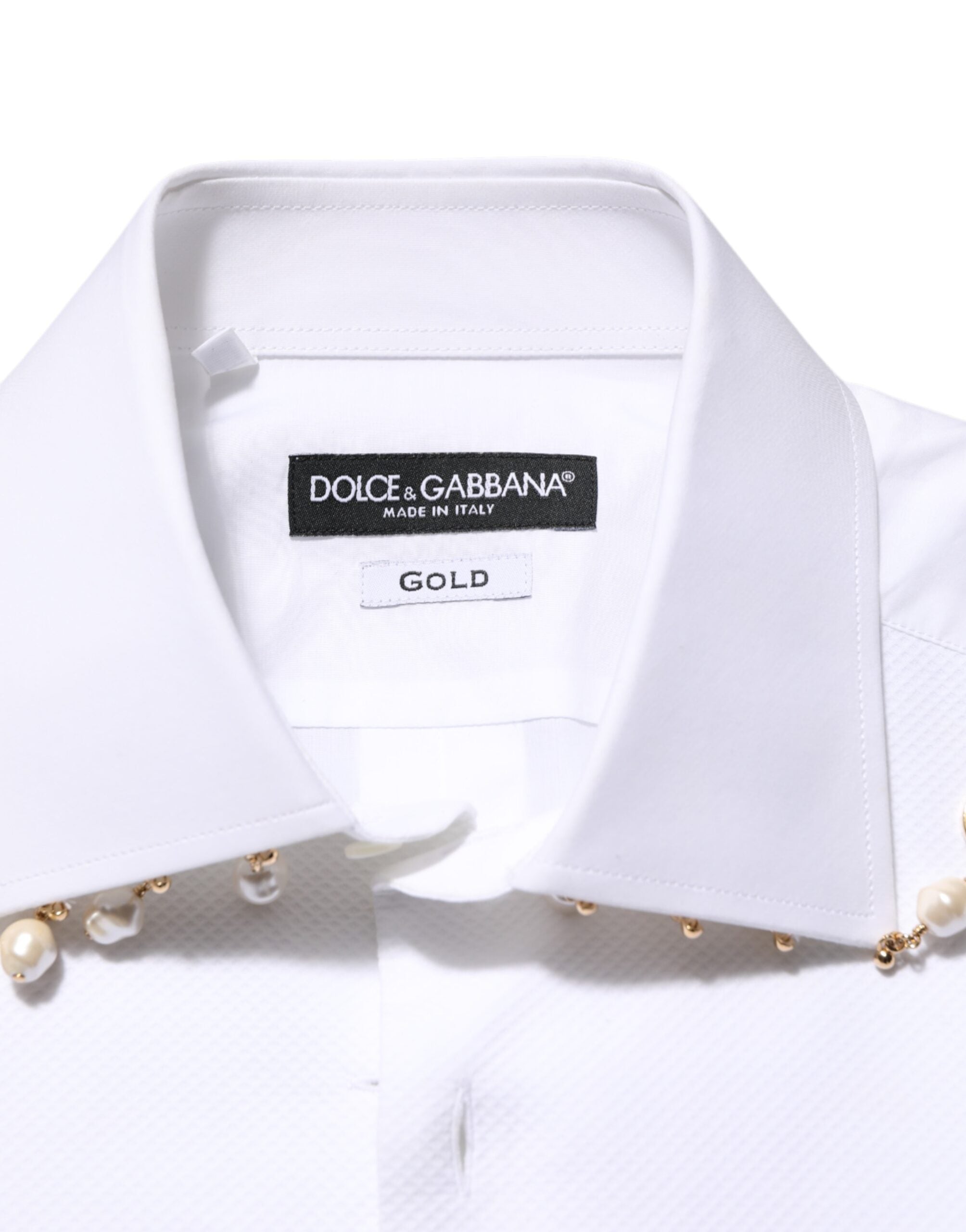Chemise formelle blanche Dolce & Gabbana en coton avec logo DG, perles et détails dorés, élégante et sophistiquée.