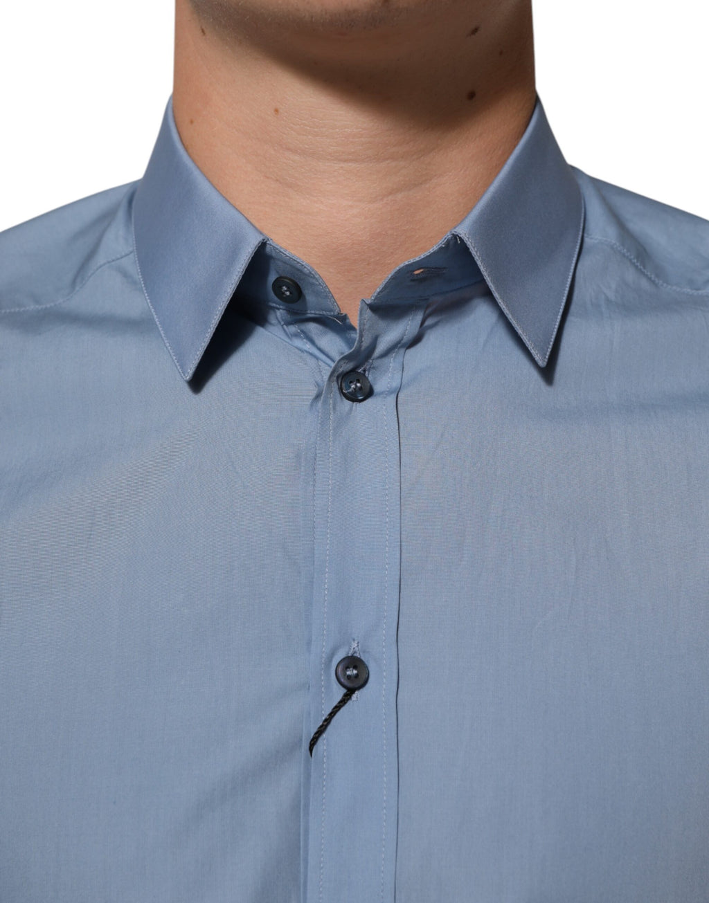 Chemise formelle Dolce & Gabbana en coton bleu avec col et détails dorés, pour homme élégante et sophistiquée.
