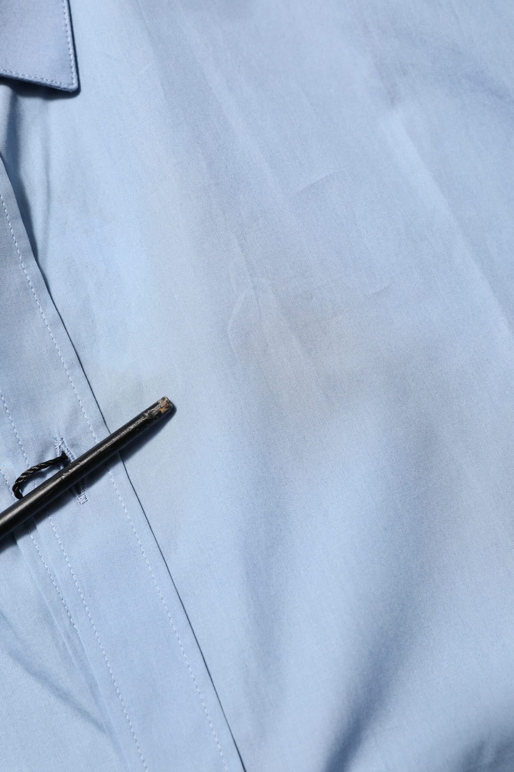 Chemise formelle en coton bleu Dolce & Gabbana avec col et détails dorés, élégante et sophistiquée.