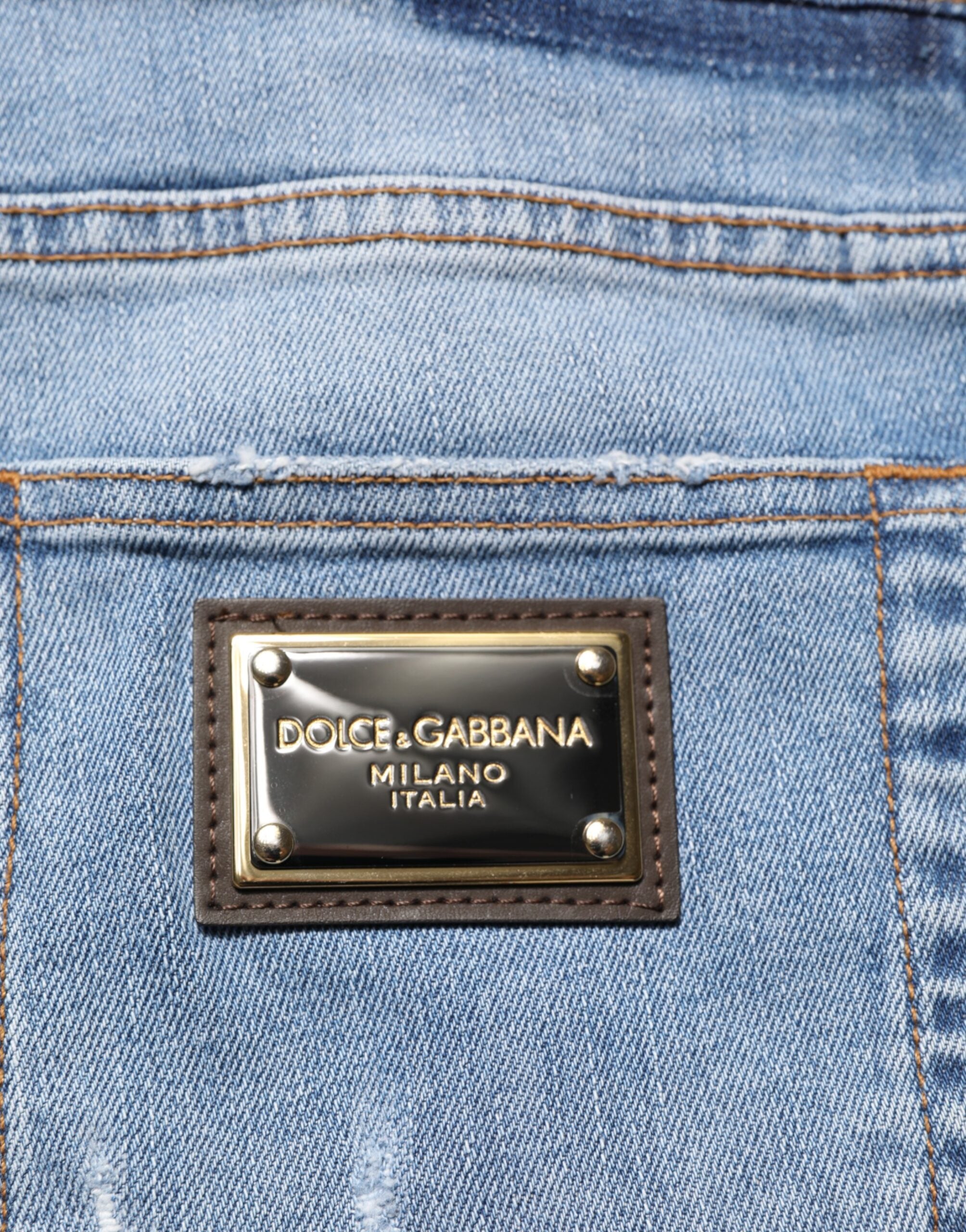 Jeans en denim bleu Dolce & Gabbana, coupe slim, déchirés et en coton, affichés sur un mannequin.