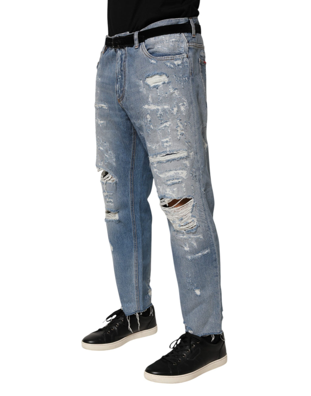 Jean en denim bleu déchiré Dolce & Gabbana avec déchirures et style décontracté, visible sur le pantalon dans l'image.