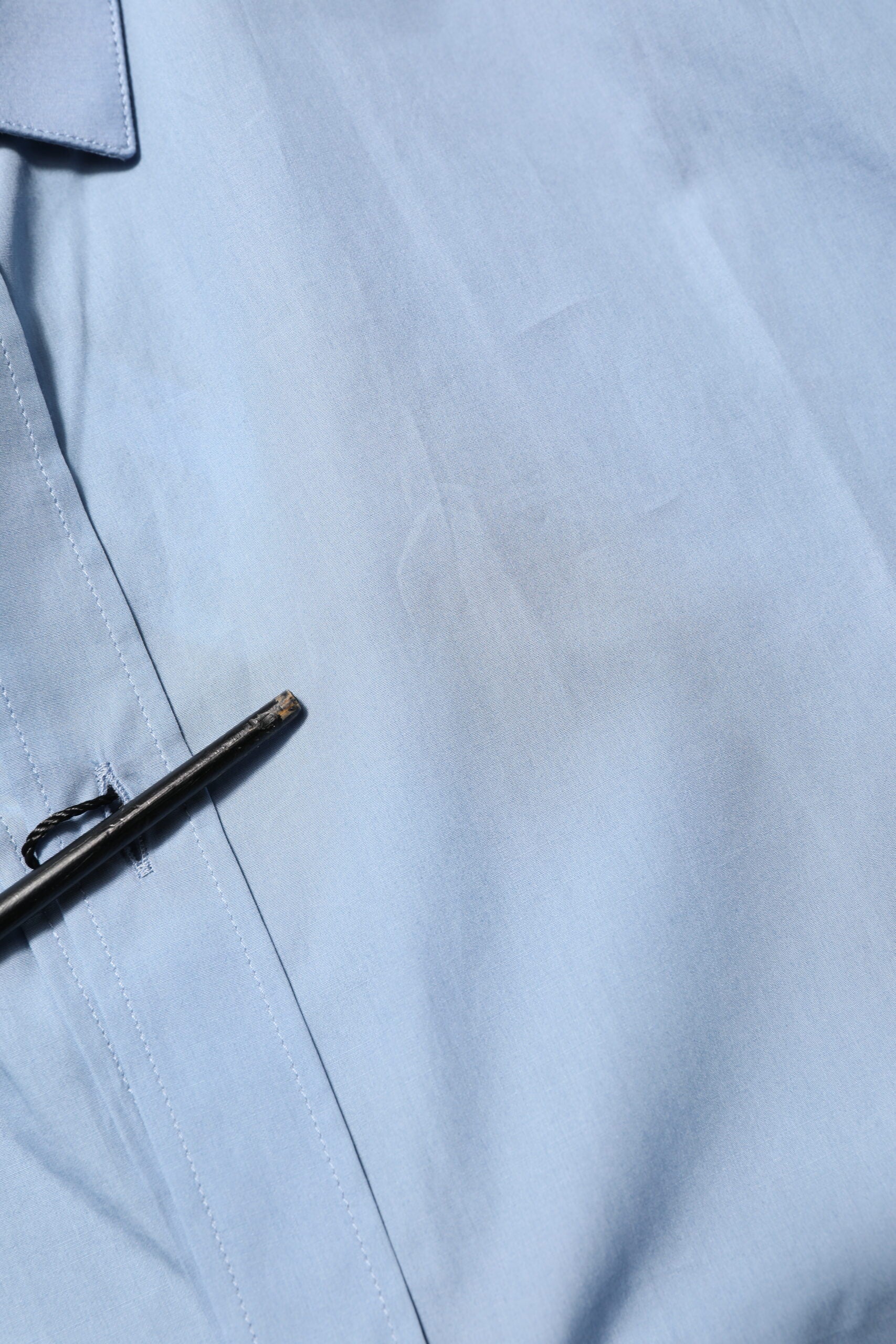 Chemise formelle bleu en coton Dolce & Gabbana avec col, détails dorés, élégante et sophistiquée.