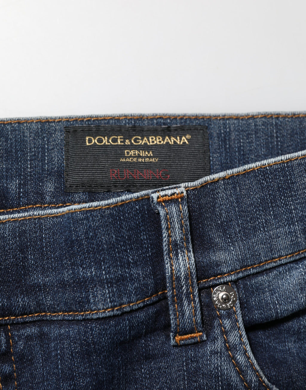 Jeans déchirés en denim bleu foncé Dolce & Gabbana, style délavé et coupe décontractée, visibles sur l'image.