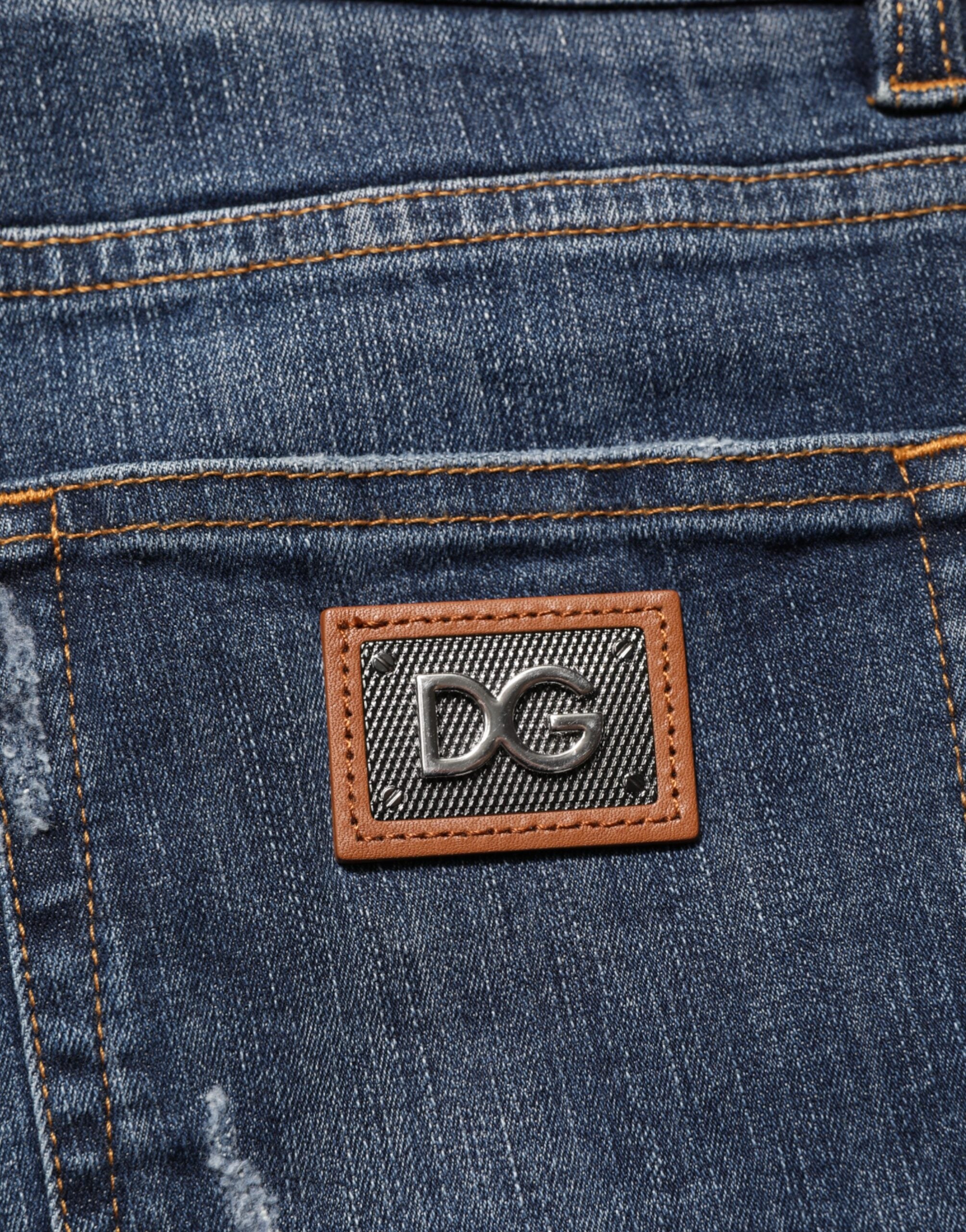 Jeans déchirés en denim bleu foncé de course Dolce & Gabbana, style décontracté avec usures visibles.