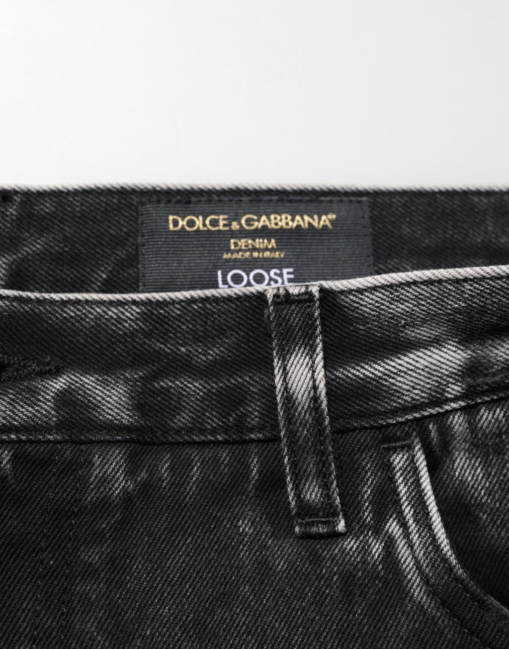 Jeans en jean en coton délavé noir Dolce & Gabbana avec déchirures, coupe ample et style décontracté.