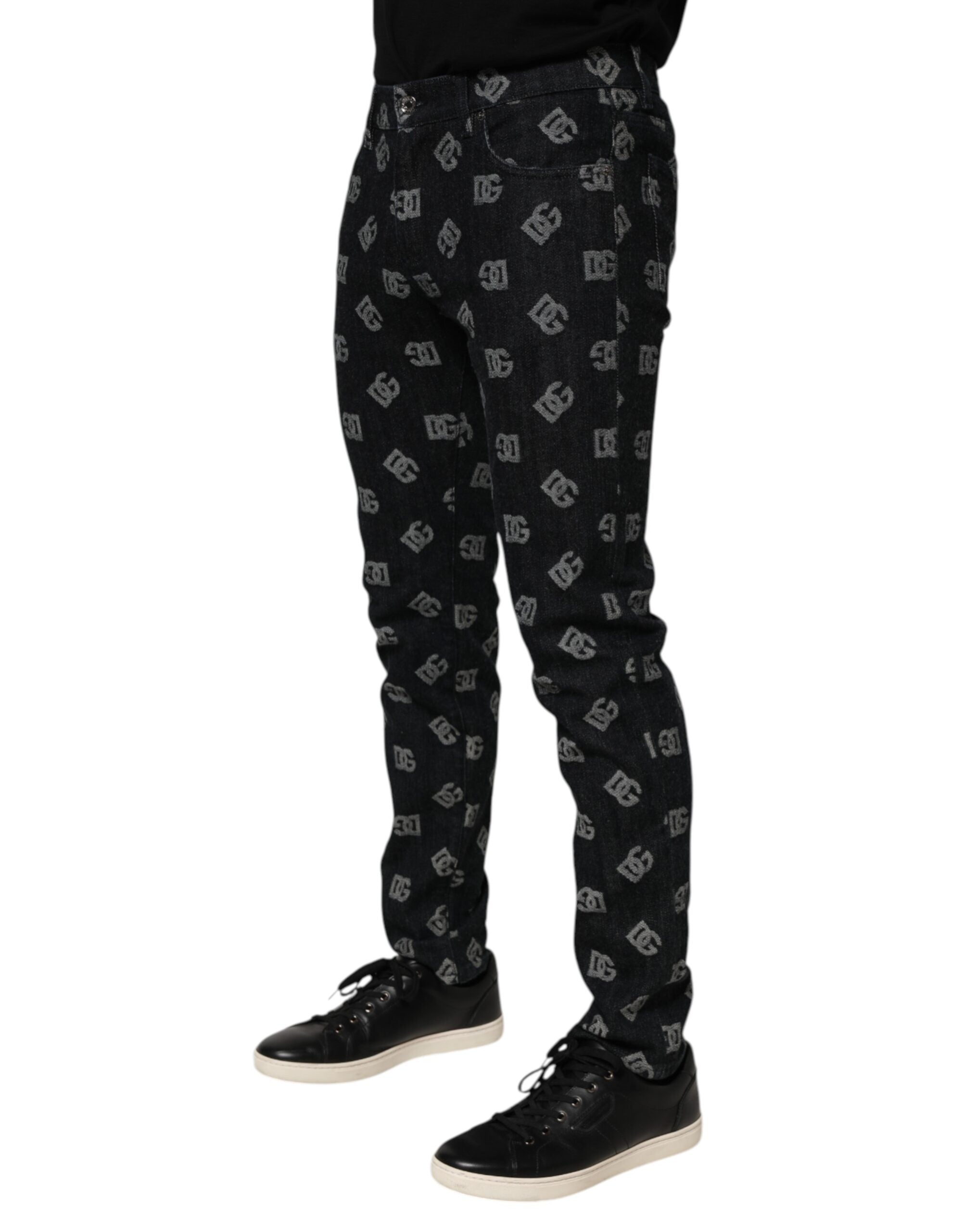 Jeans slim en denim noir Dolce & Gabbana DG Monogram, coupe skinny avec logo de la marque visible.