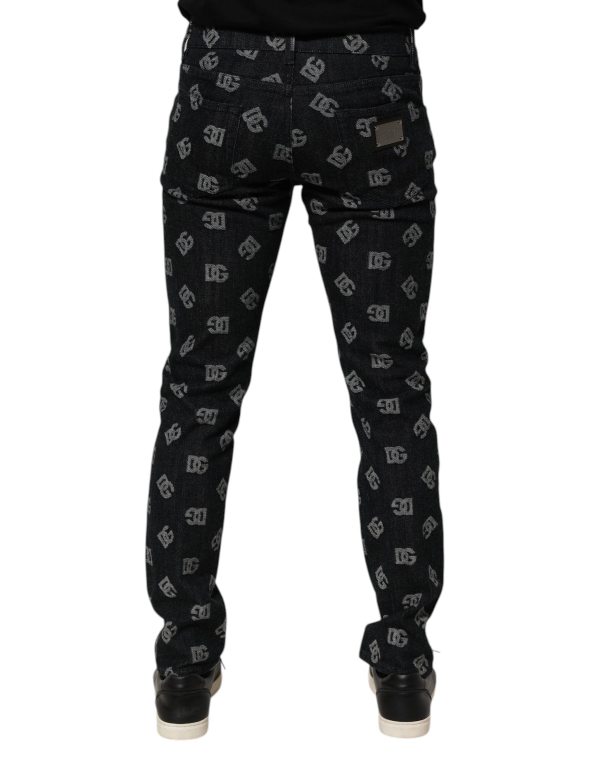 Jeans slim en denim coton noir Dolce & Gabbana avec monogramme DG, ajustés et élégants, visibles en détail sur l'image.