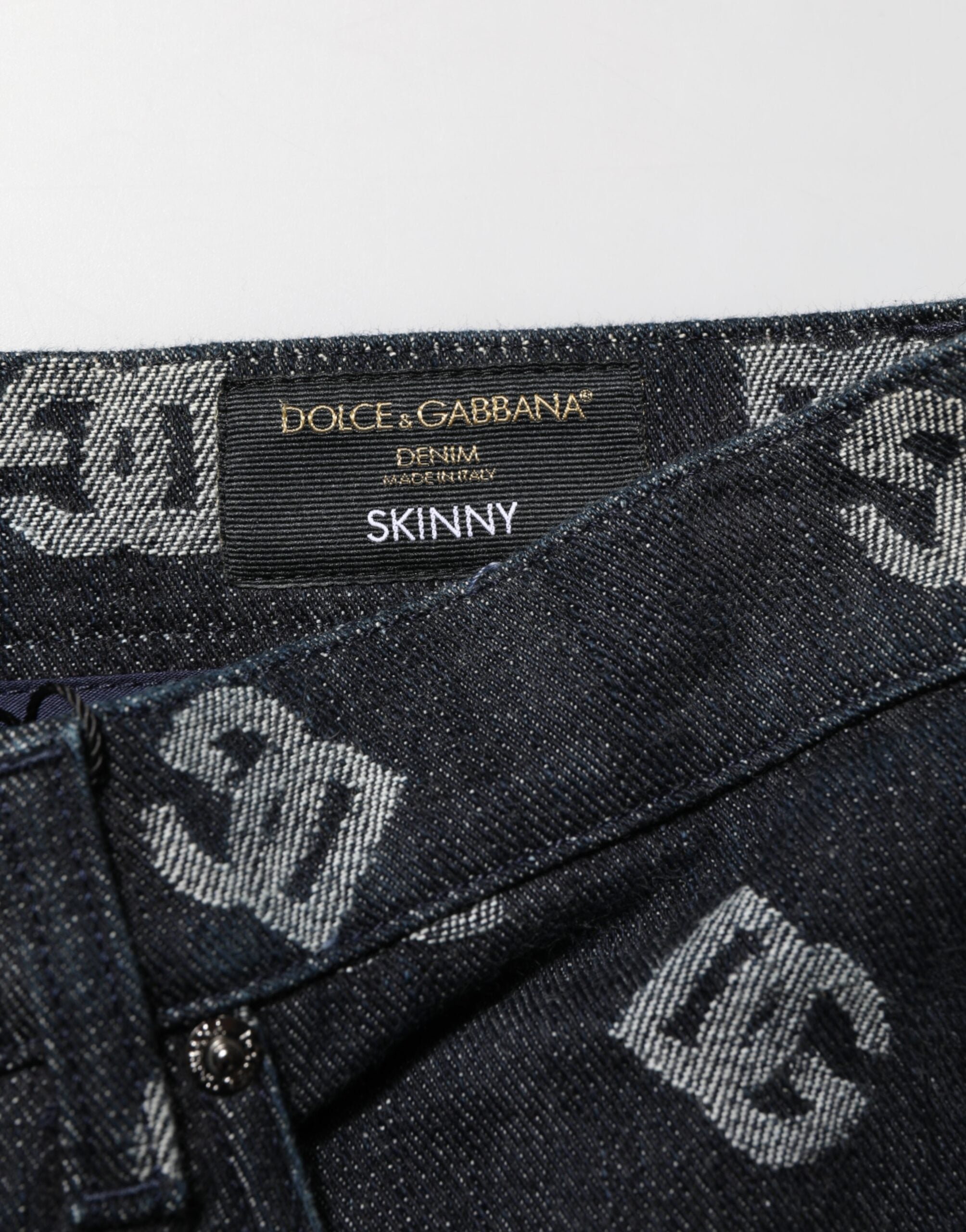 Jeans skinny en denim coton noir avec monogramme Dolce & Gabbana, coupe ajustée et détails élégants.