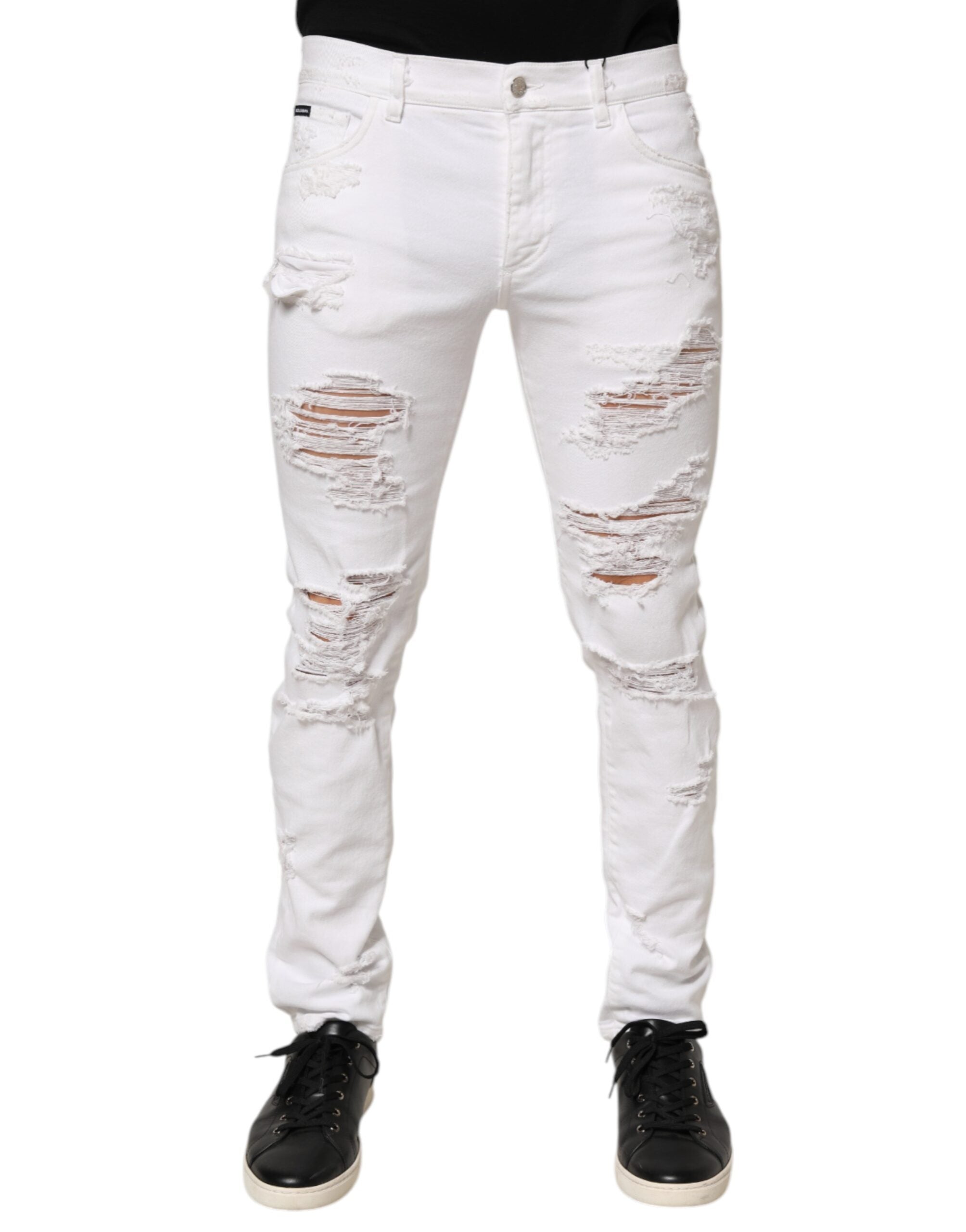 Jeans Dolce & Gabbana en denim blanc déchiré, style usé avec zones effilochées et détails distressed pour un look tendance.