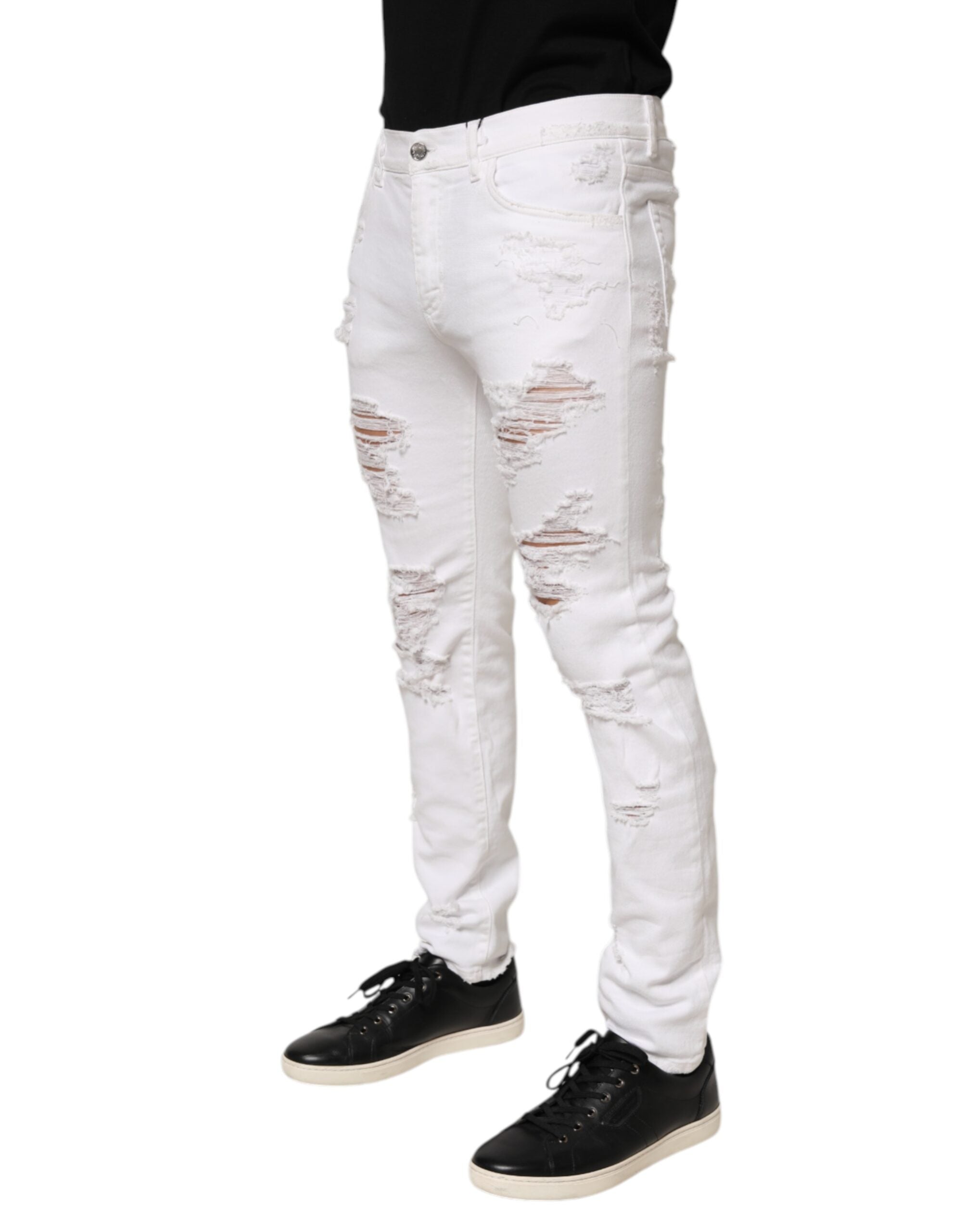Jeans Dolce & Gabbana blanc déchiré et délavé, pantalon en denim distressed avec trou, style décontracté et tendance.