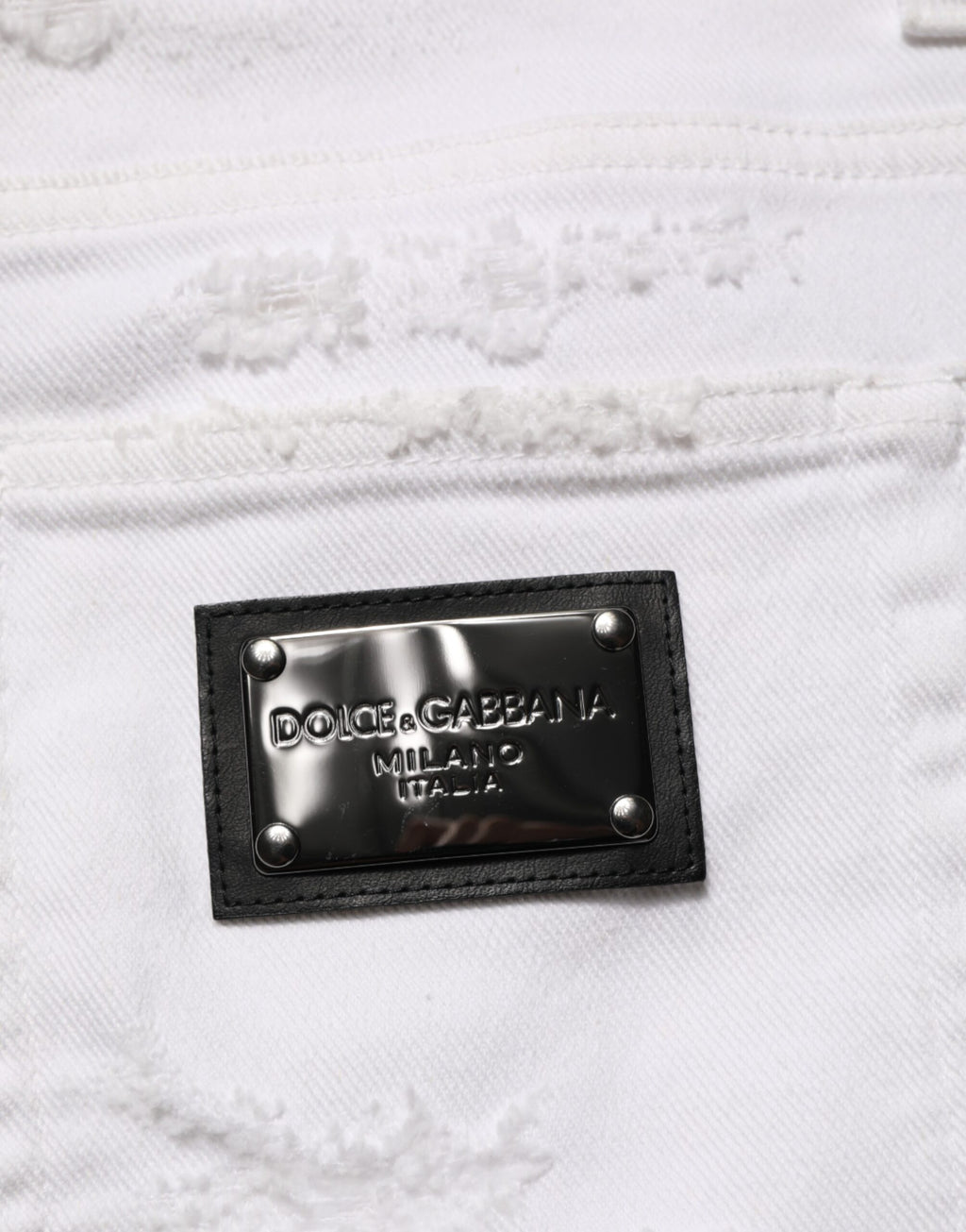 Jeans Dolce & Gabbana en denim blanc déchiré et usé, pantalon décontracté avec style moderne et détails distressed.
