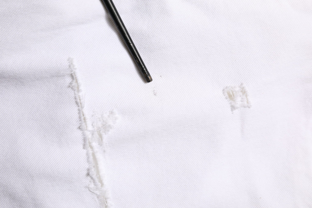 Jeans homme skinny en denim blanc déchiré de Dolce & Gabbana, coupe ajustée en coton avec détails déchirés.