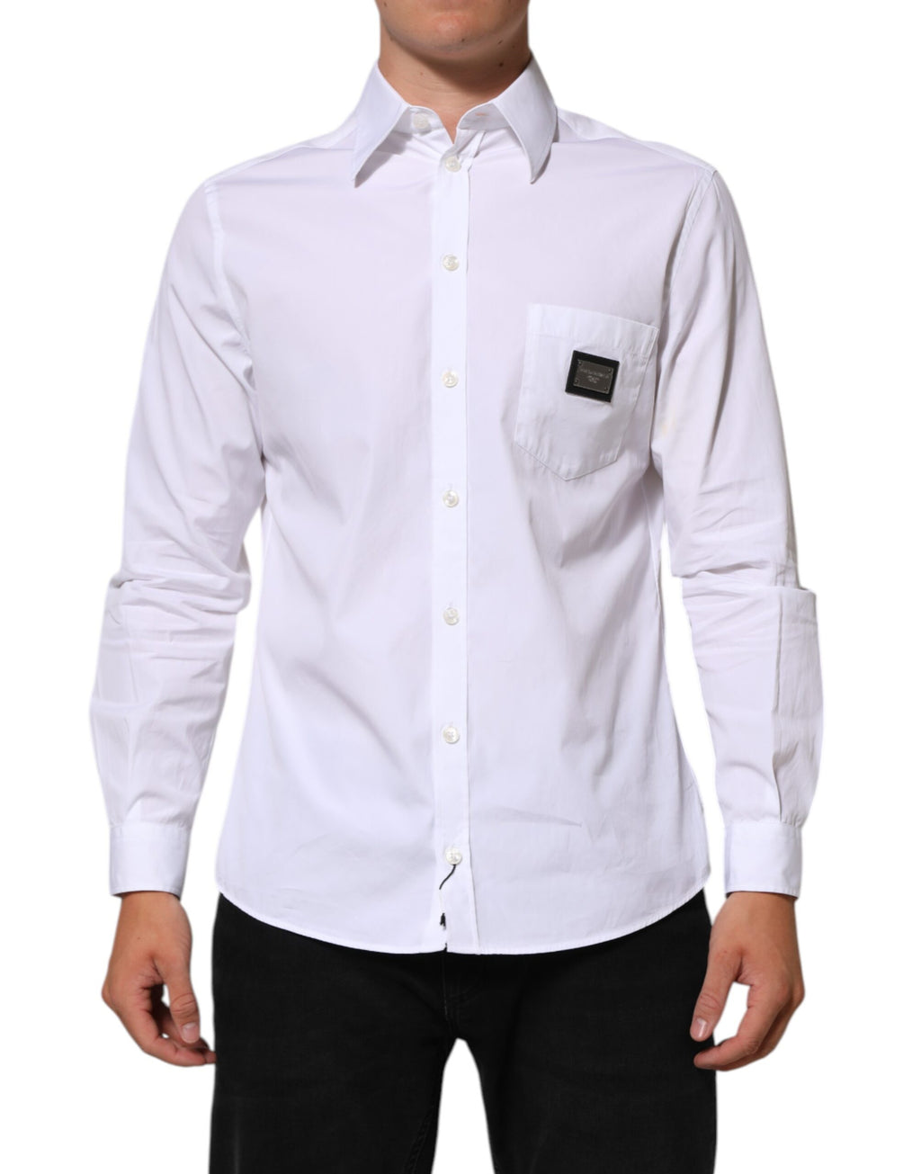 Chemise formelle Dolce & Gabbana blanche avec plaque logo, col élégant et style sophistiqué, vue de face.