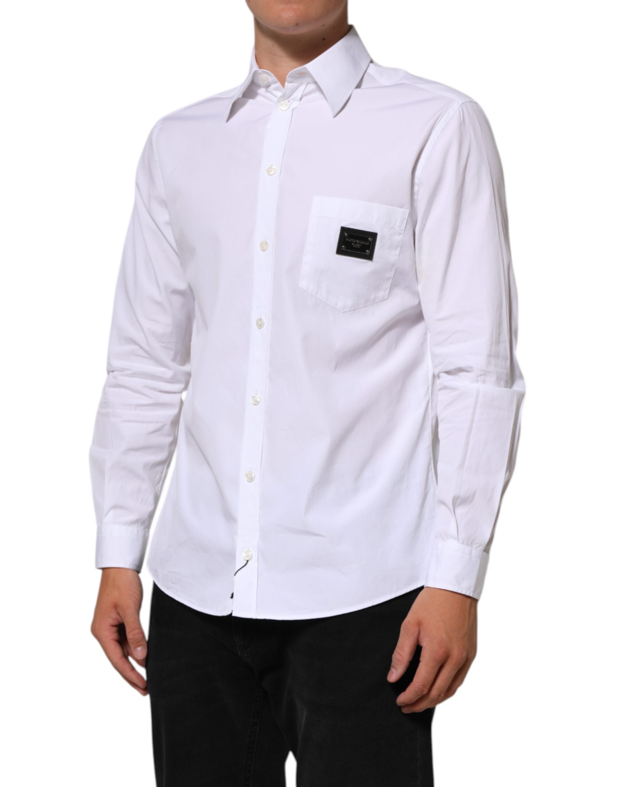 Chemise formelle blanche Dolce & Gabbana avec plaque logo, col classique et coupe élégante, visible en gros plan.