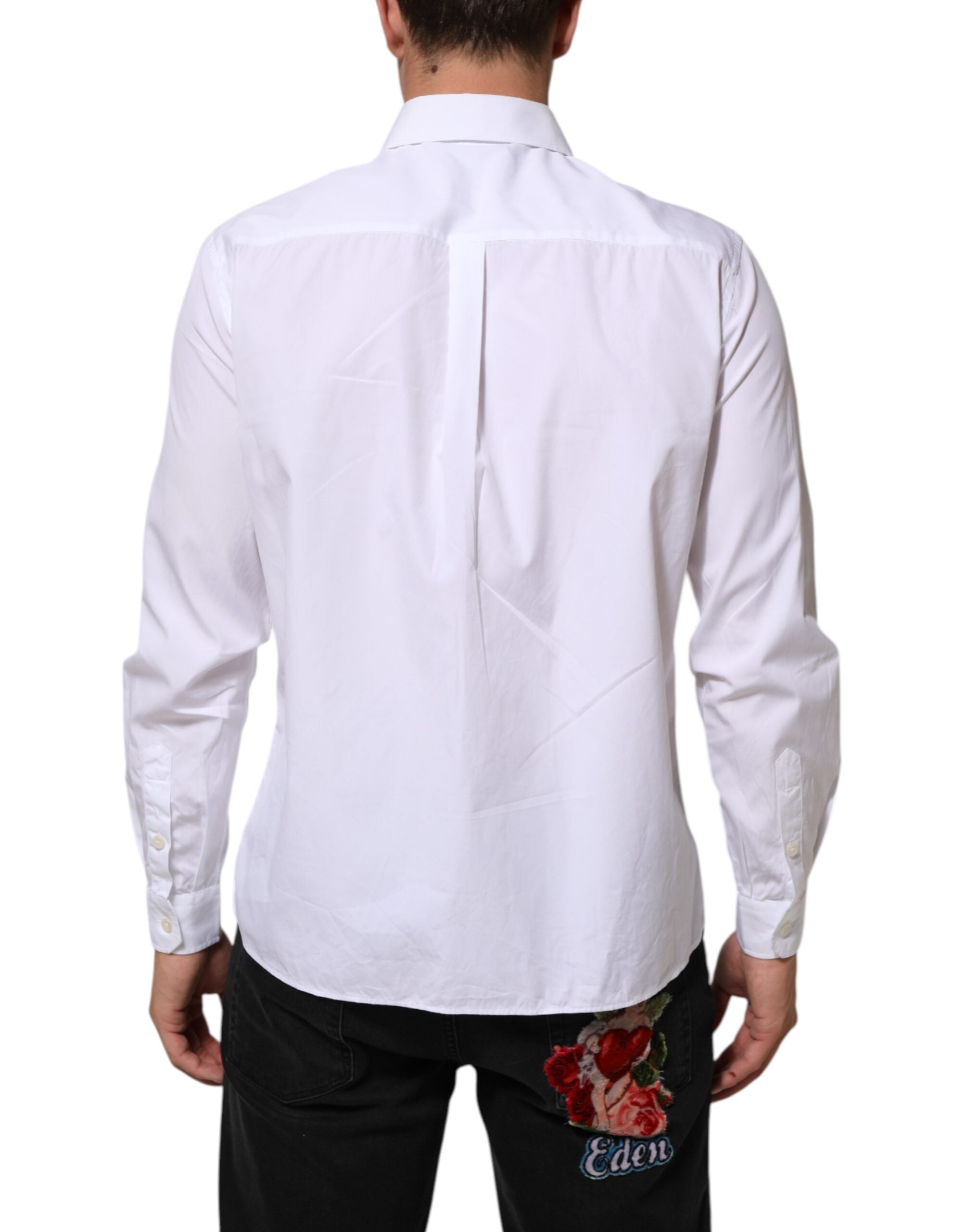 Chemise formelle blanche Dolce & Gabbana avec col, logo en plaque et design élégant visible sur l'image.