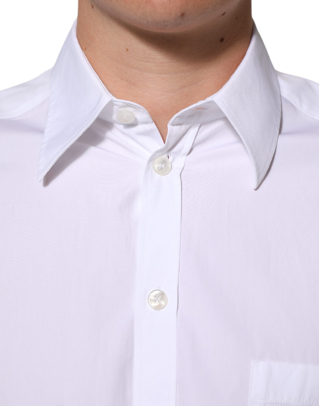 Chemise formelle blanche Dolce & Gabbana avec logo en plaque et col, élégante et sophistiquée.