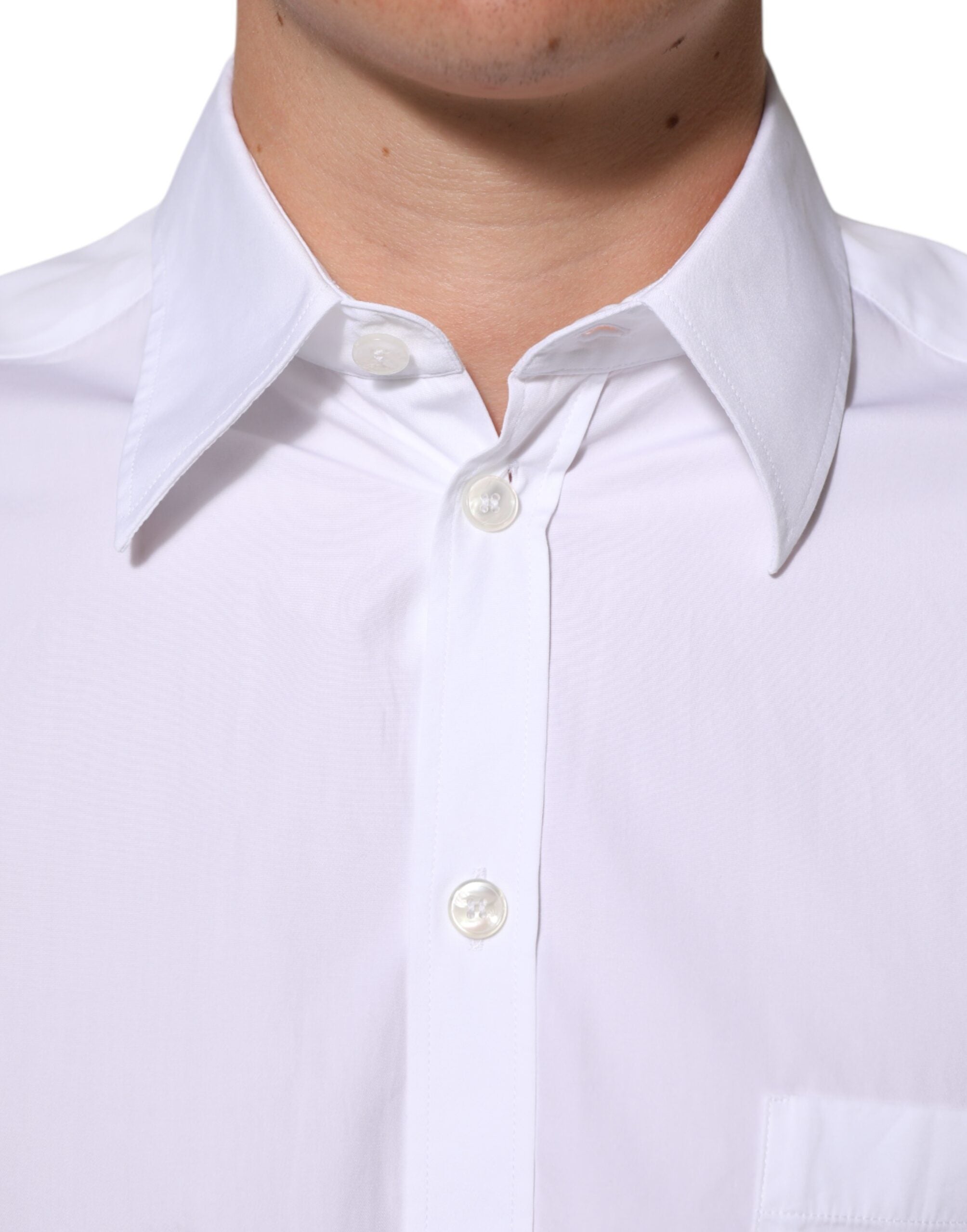 Chemise formelle blanche Dolce & Gabbana avec logo en plaque et col, élégante et sophistiquée.