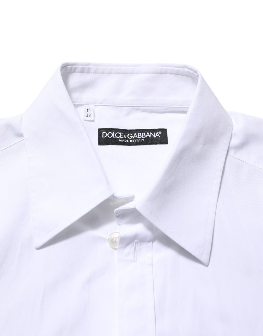 Chemise formelle blanche Dolce & Gabbana avec logo, col à boutons, style élégant et sophistiqué, visible en gros plan.