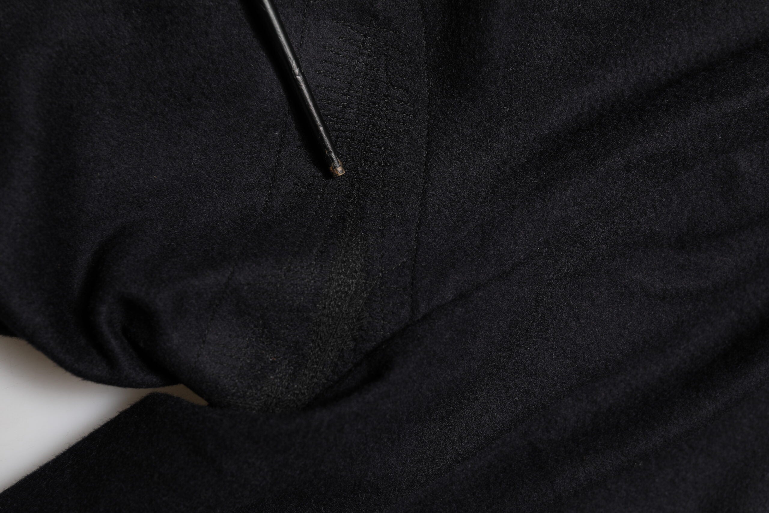 Pantalon formel pour homme Dolce & Gabbana en cachemire noir, vêtements élégants et sophistiqués.