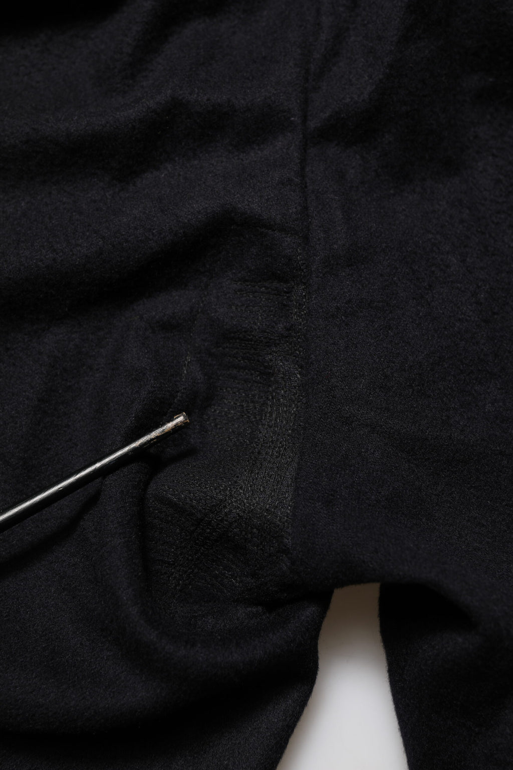 Pantalon de costume noir en cachemire de la marque Dolce & Gabbana, style formel et élégant.