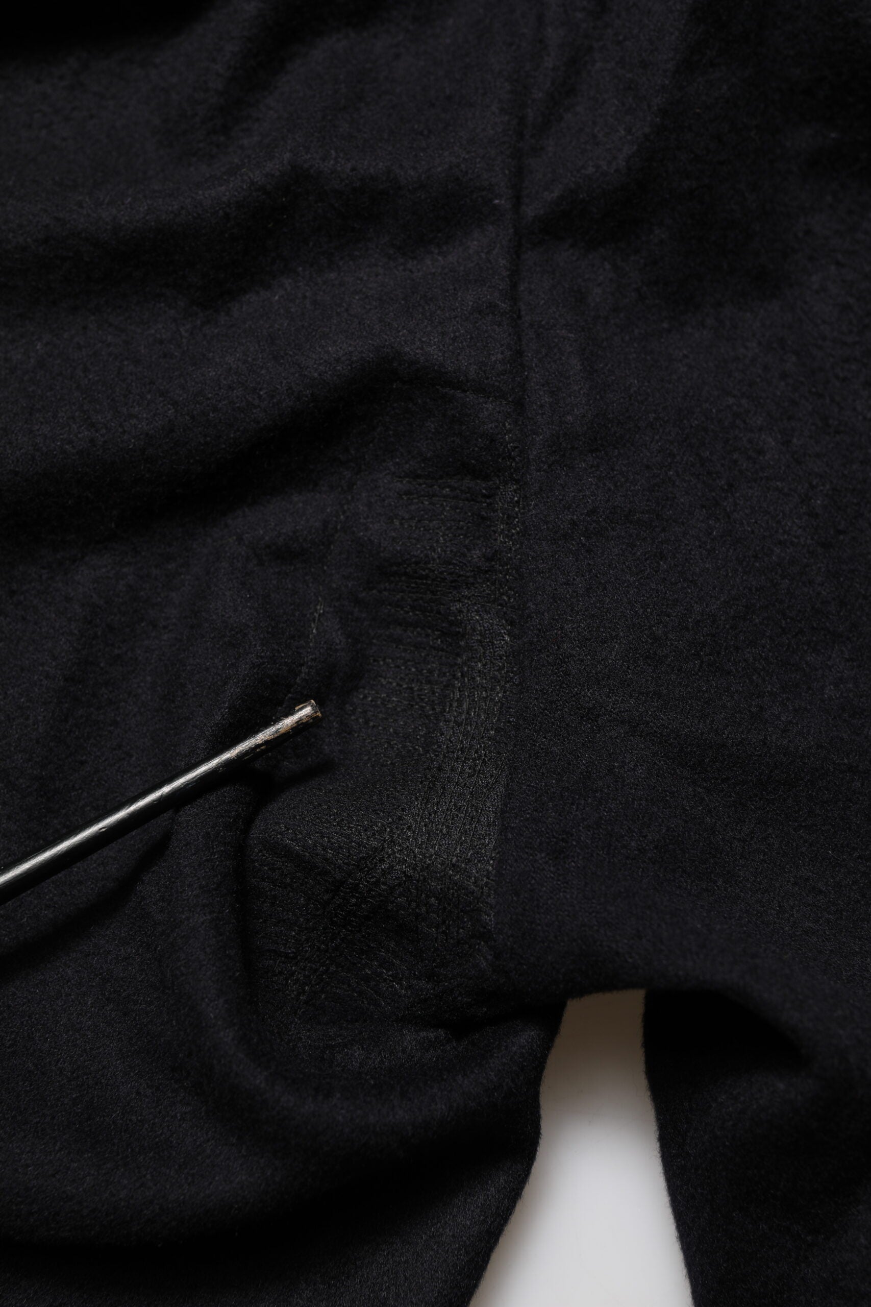 Pantalon de costume noir en cachemire de la marque Dolce & Gabbana, style formel et élégant.