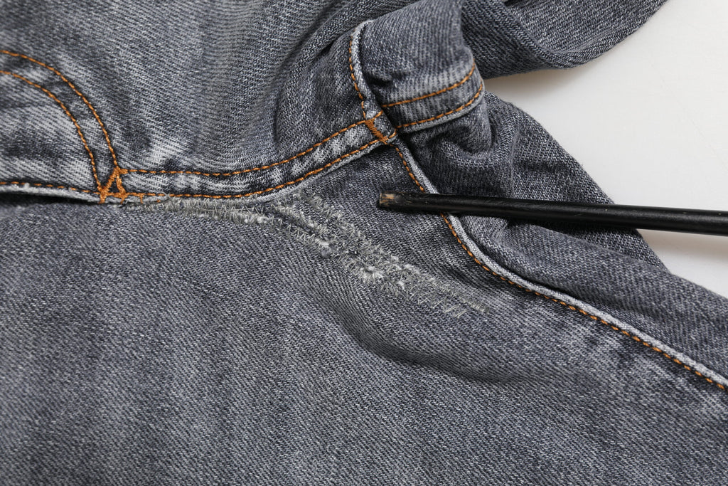 Jeans skinny en denim stretch gris foncé Dolce & Gabbana, coupe ajustée et moderne, visibles en gros plan.