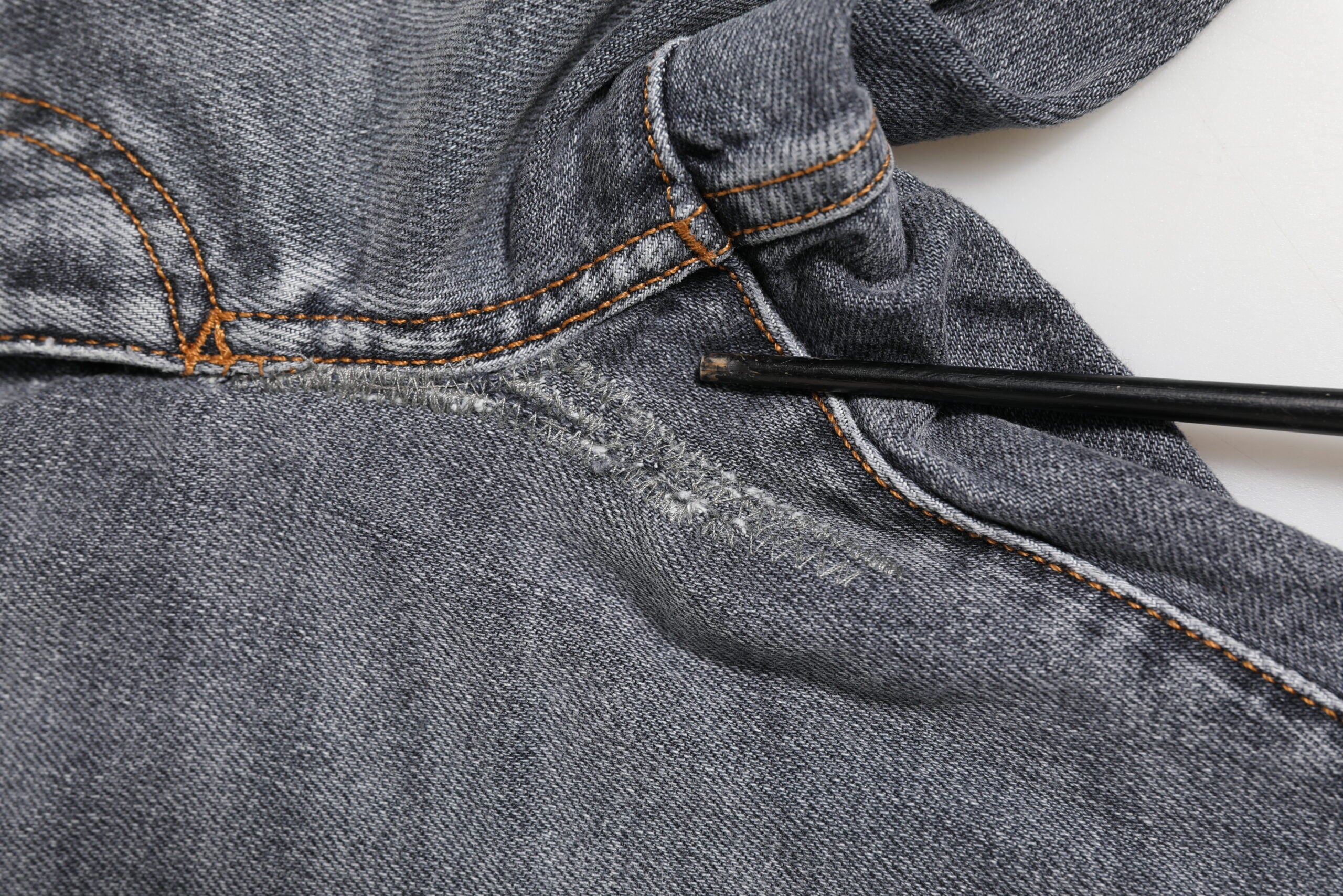 Jeans skinny en denim stretch gris foncé Dolce & Gabbana, coupe ajustée et moderne, visibles en gros plan.