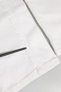 Jeans slim en denim stretch blanc cassé de Dolce & Gabbana, coupe ajustée, avec poches et détails modernes visibles sur l'image.