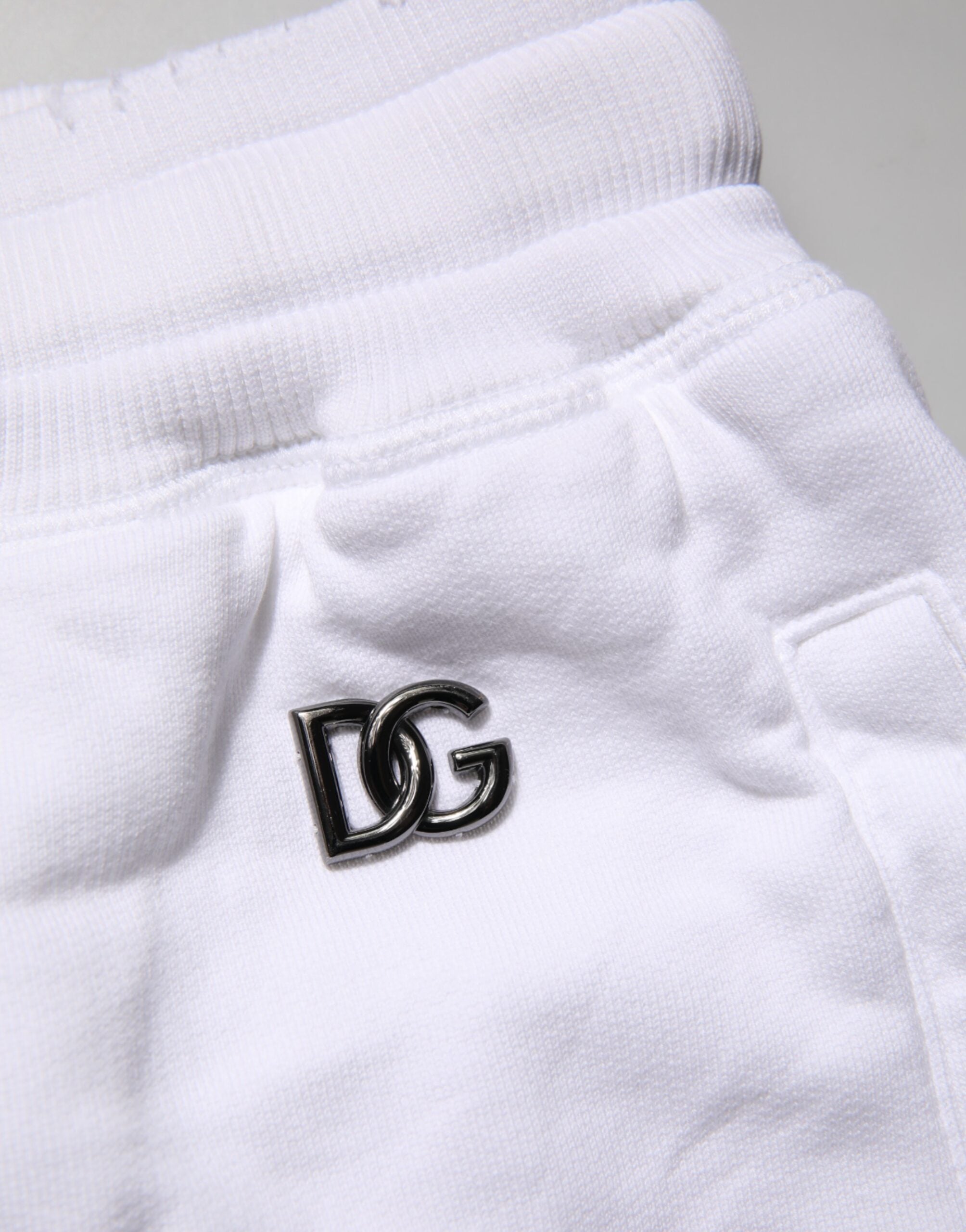 Shorts bermuda déchirés blancs Dolce & Gabbana, taille mi-haute, style décontracté, tissu léger et confortable.