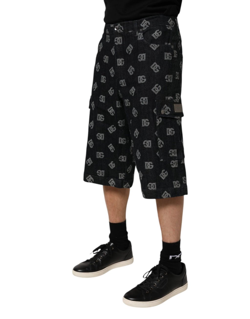 Shorts cargo pour hommes Dolce & Gabbana, denim noir avec monogramme, style bermuda, mode élégante et décontractée.