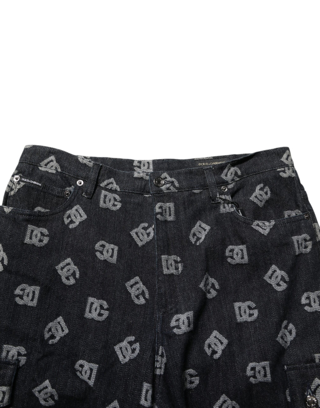 Shorts bermuda pour homme Dolce & Gabbana en denim noir avec monogramme Dolce & Gabbana, style cargo et poche arrière visible.