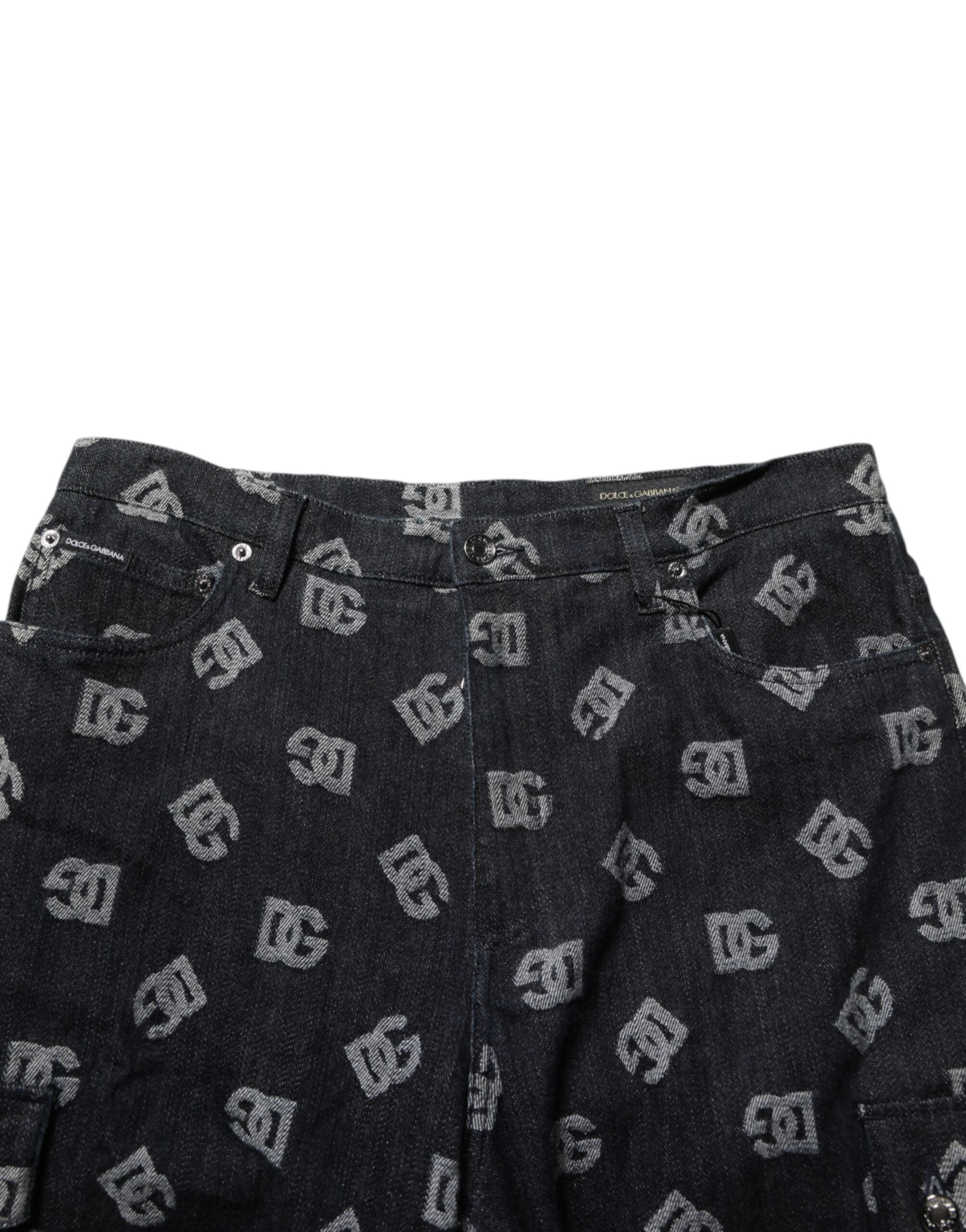 Shorts bermuda pour homme Dolce & Gabbana en denim noir avec monogramme Dolce & Gabbana, style cargo et poche arrière visible.