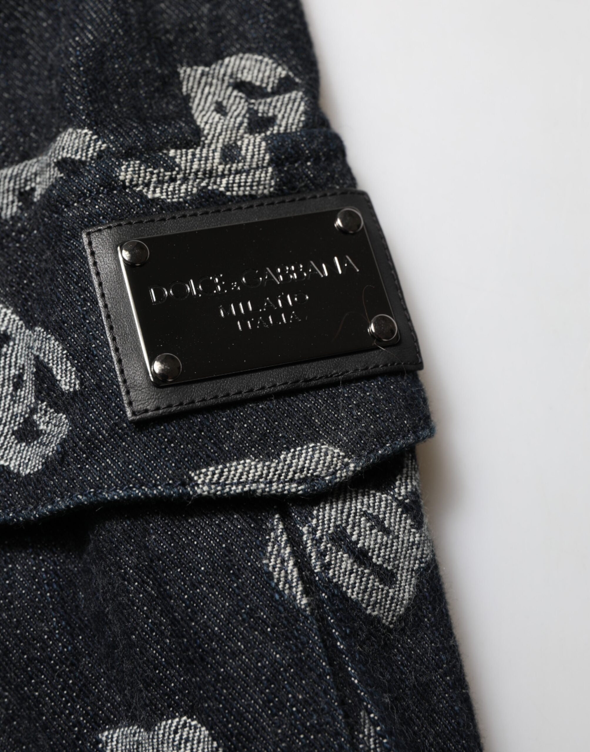 Shorts bermuda en denim noir à monogramme Dolce & Gabbana pour homme, style cargo, en tissu robuste et tendance.