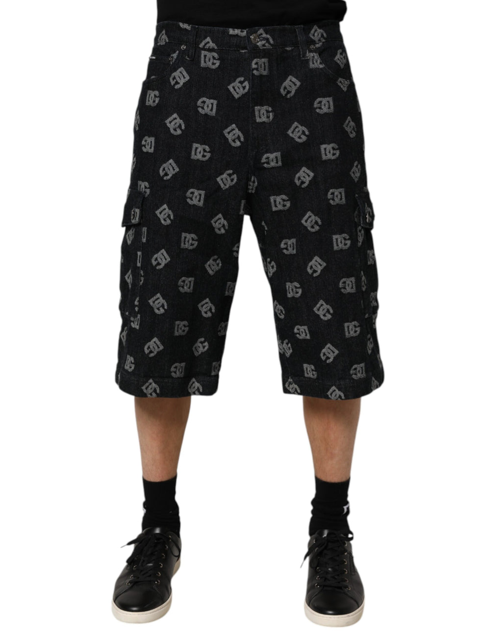Shorts bermuda hommes en denim noir avec monogramme Dolce & Gabbana, style cargo, moderne et élégant.