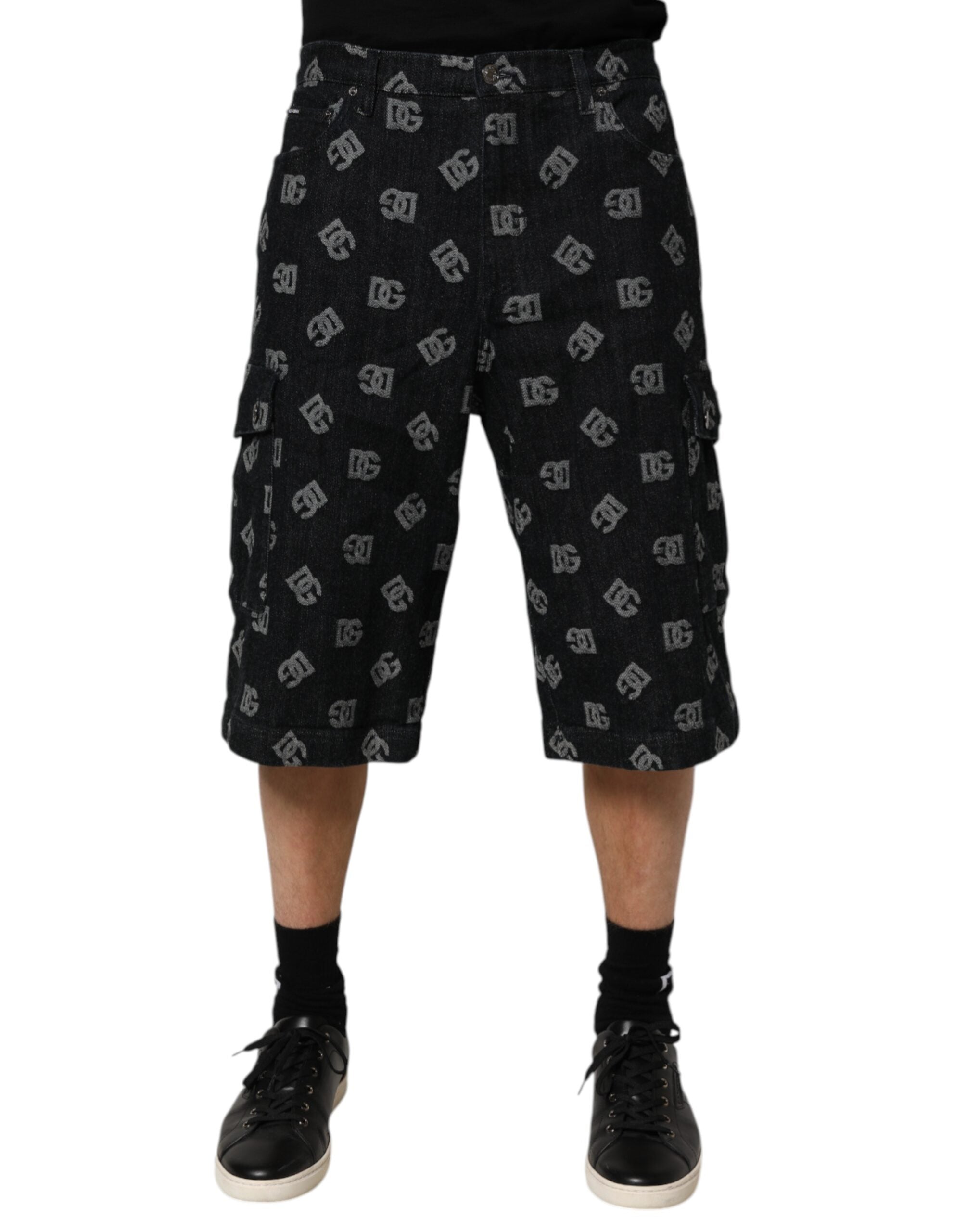Shorts cargo homme en jean noir à monogramme Dolce & Gabbana, coupe bermuda, détails modernes et élégants.
