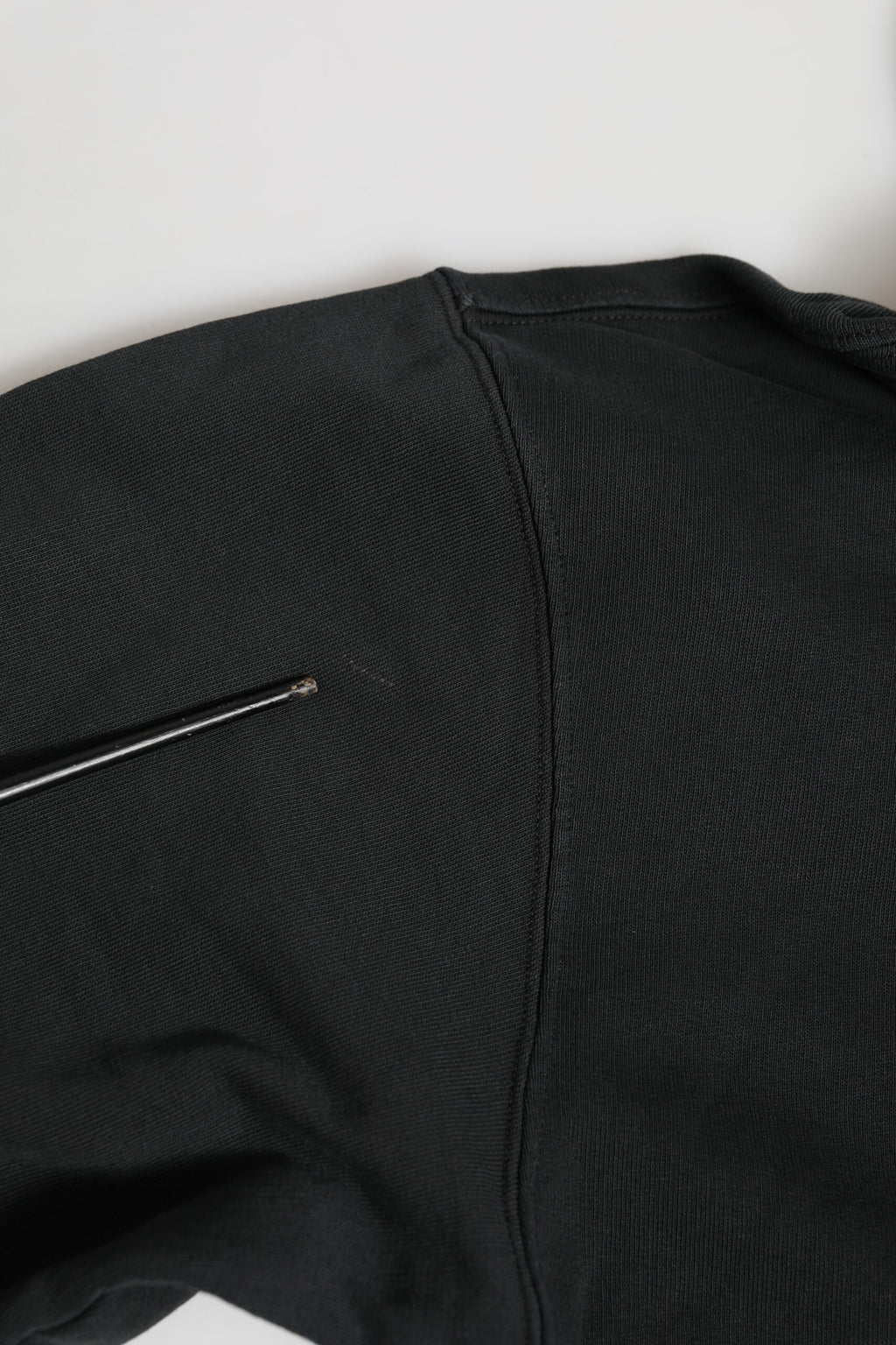 Sweatshirt à capuche Dolce & Gabbana noir avec logo brodé, zip complet, pull à manches longues et style décontracté.