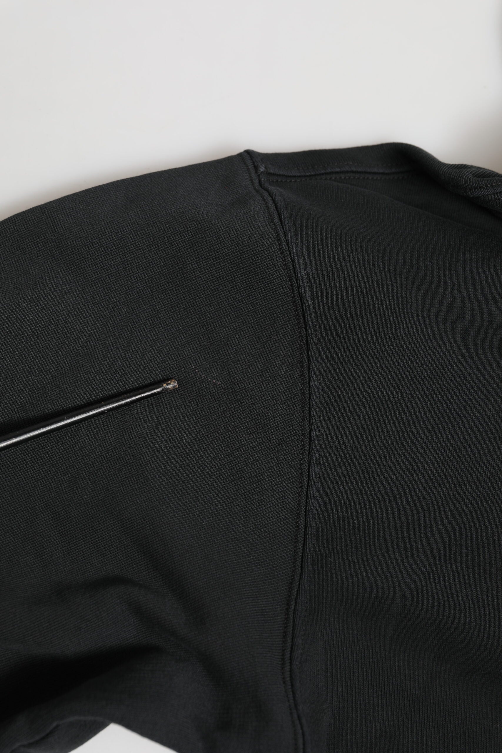 Sweatshirt à capuche Dolce & Gabbana noir avec logo brodé, zip complet, pull à manches longues et style décontracté.