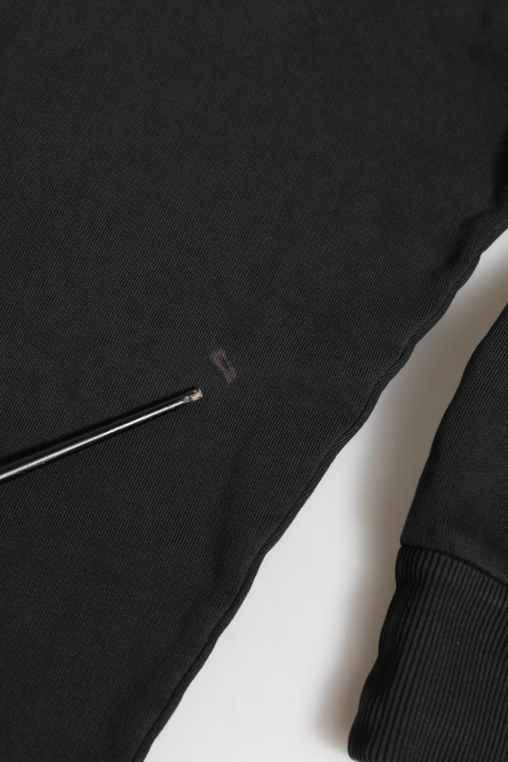 Sweat à capuche Dolce & Gabbana noir avec logo complet, fermeture éclair et design élégant, vue de face sur fond blanc.