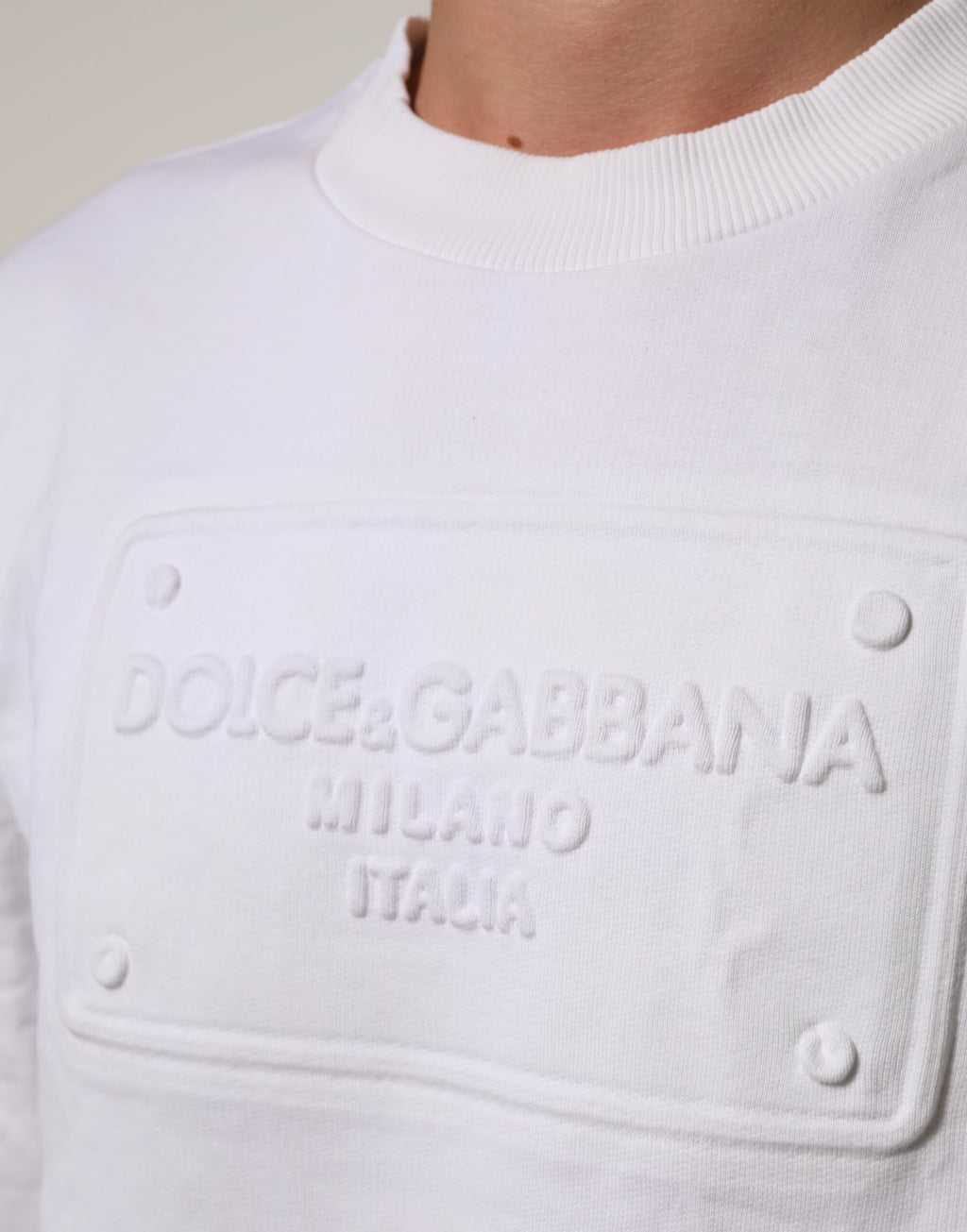 Sweat-shirt blanc Dolce & Gabbana pour homme avec logo embossé, sweat en coton confortable et élégant.