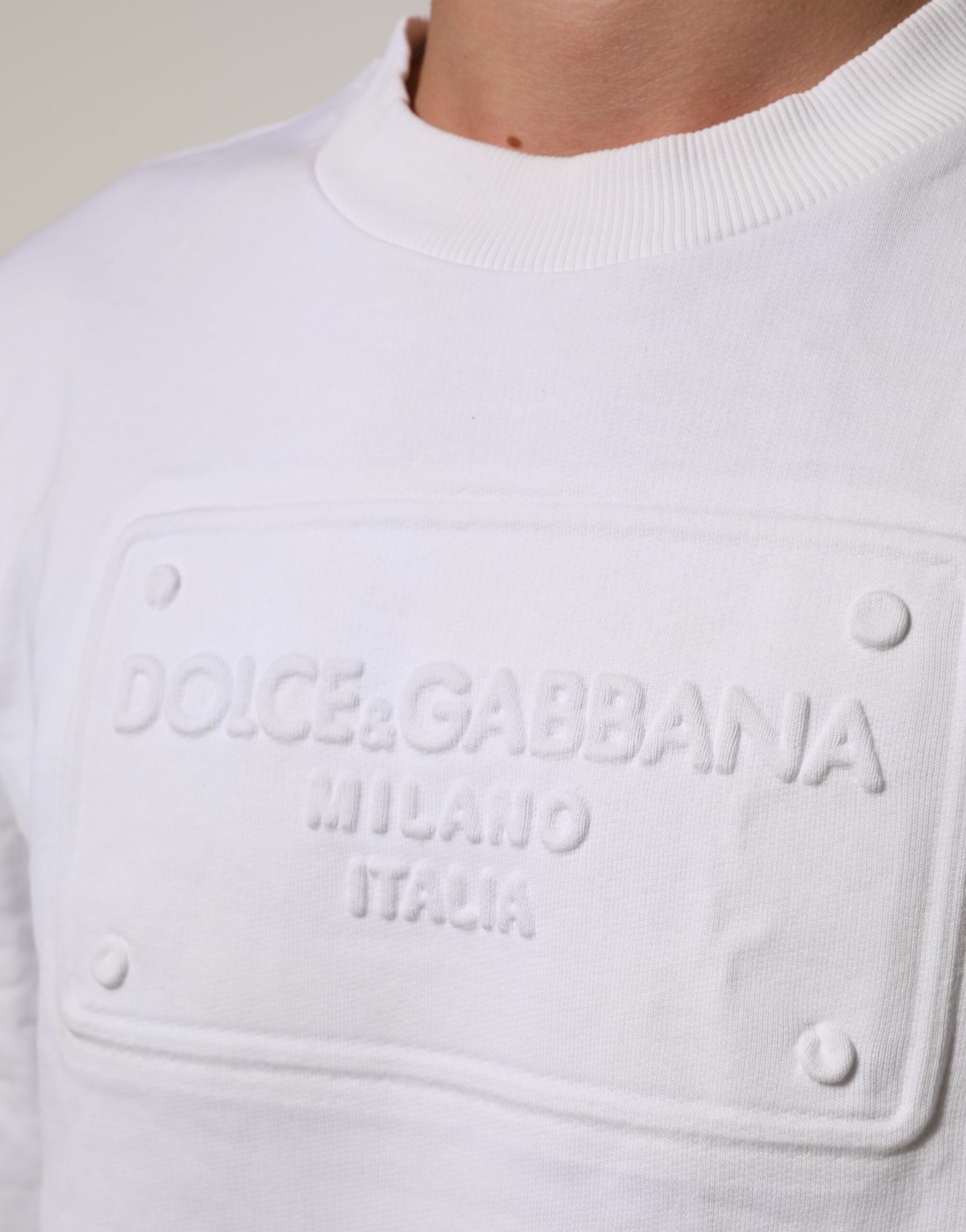 Sweat-shirt blanc Dolce & Gabbana pour homme avec logo embossé, sweat en coton confortable et élégant.