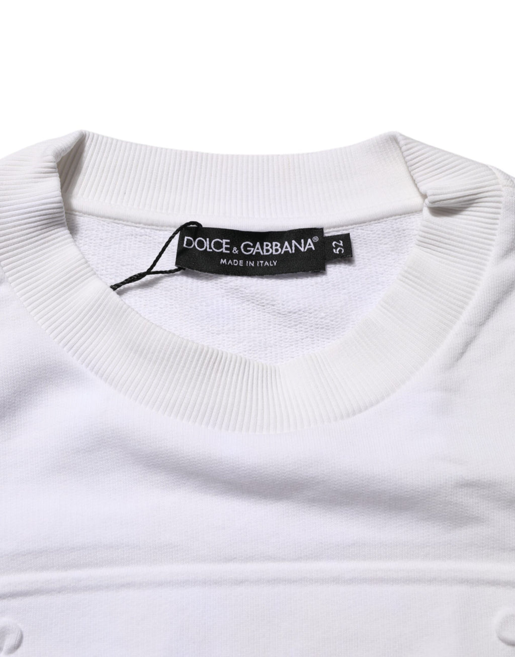 Sweat-shirt blanc pour homme Dolce & Gabbana avec logo embossé, tissu doux et coupe classique visible sur l'image.