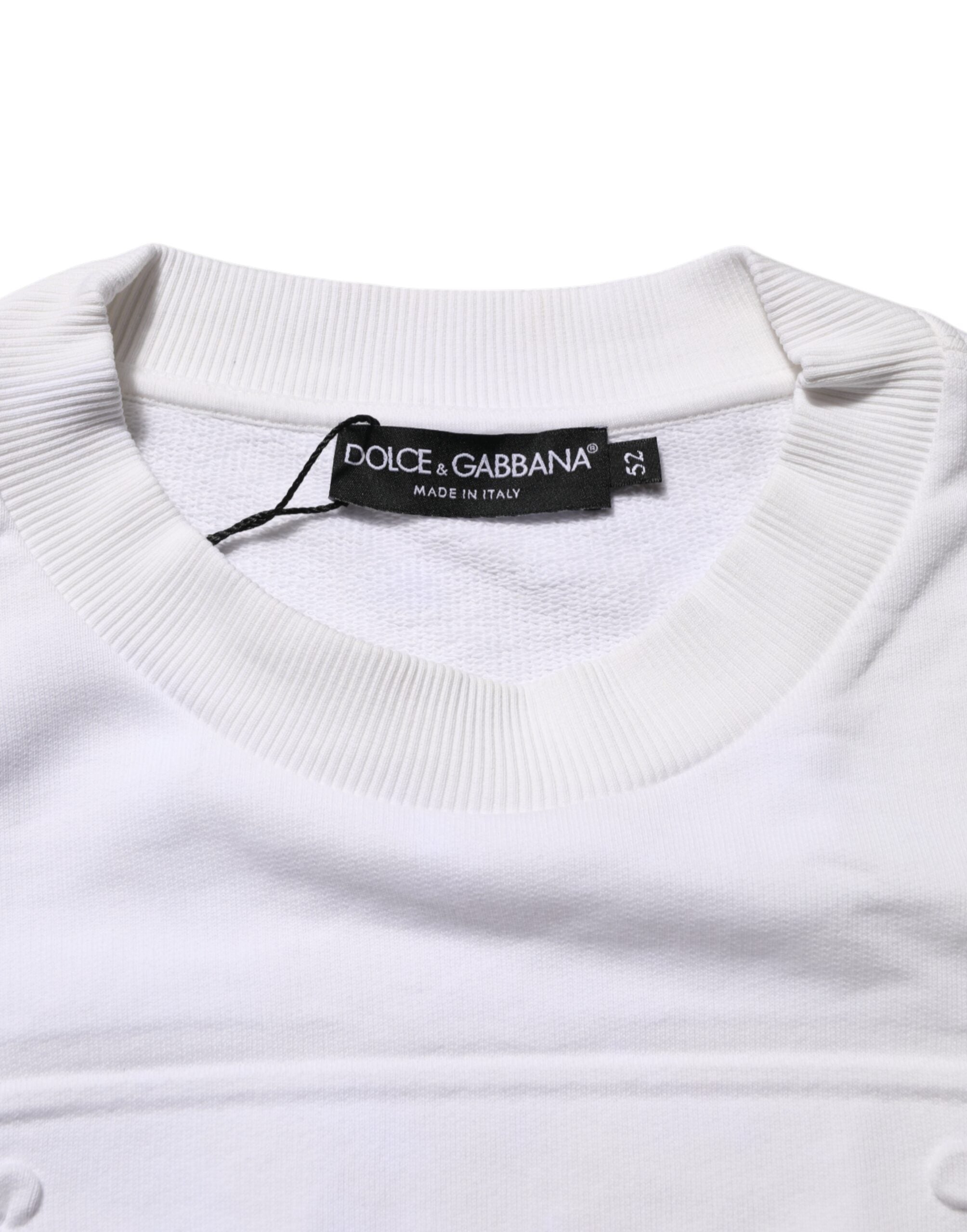 Sweat-shirt blanc pour homme Dolce & Gabbana avec logo embossé, tissu doux et coupe classique visible sur l'image.