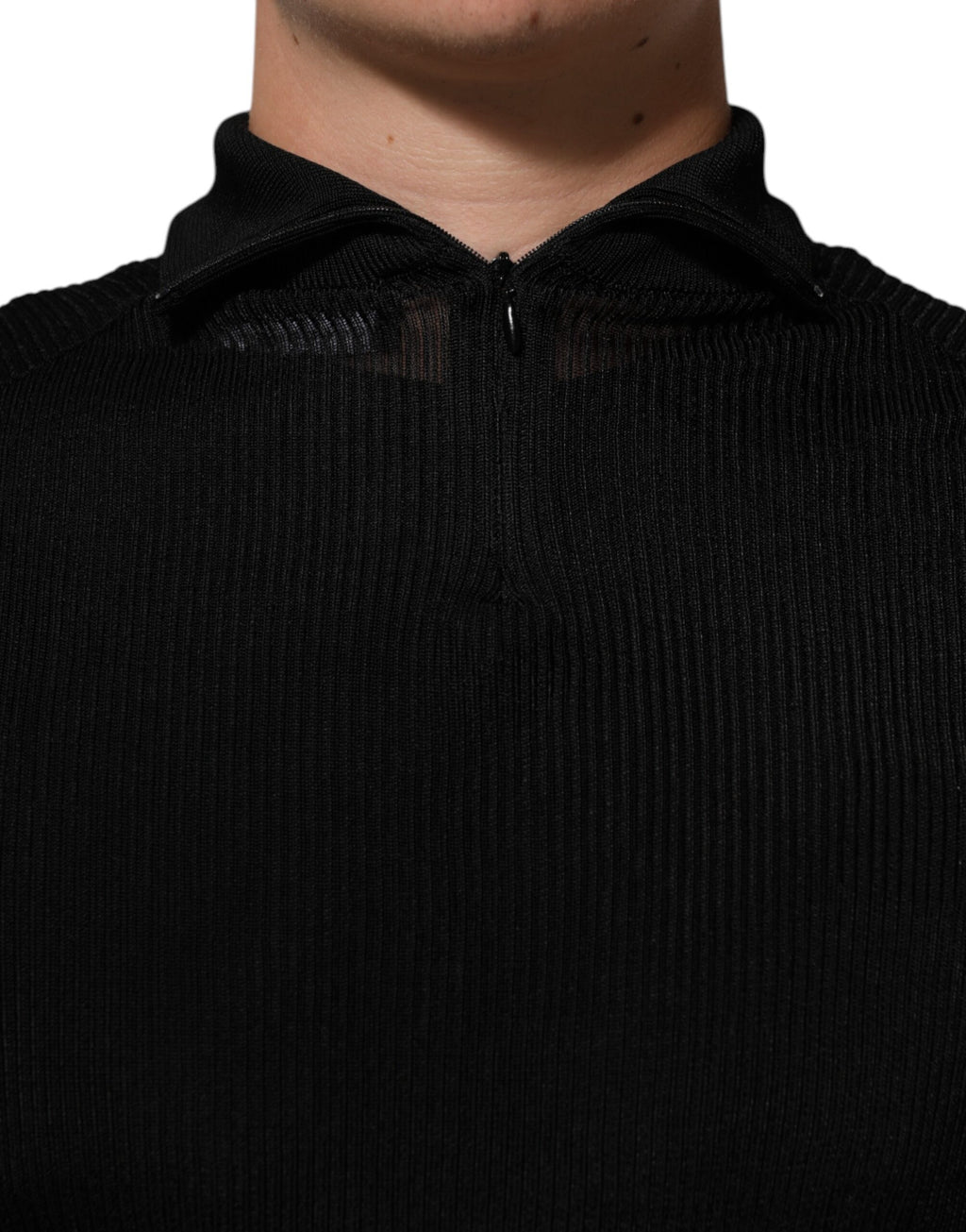 Pull à col roulé en viscose noir de Dolce & Gabbana, pull-over élégant et confortable pour homme ou femme.