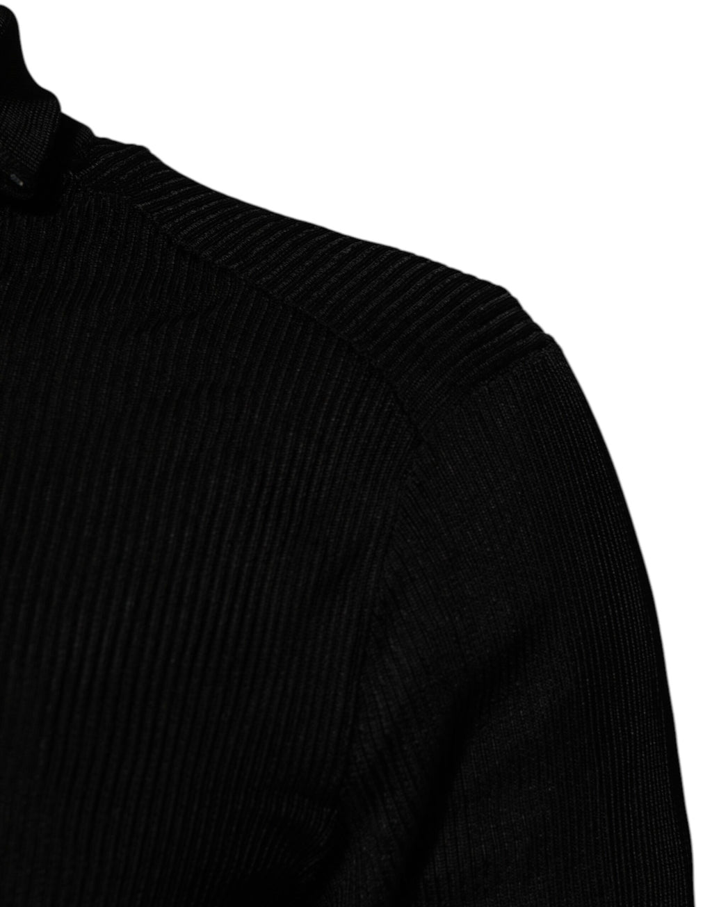 Pull à col roulé noir en viscose de Dolce & Gabbana, pull-over élégant en tissu doux, à manches longues et coupe classique.