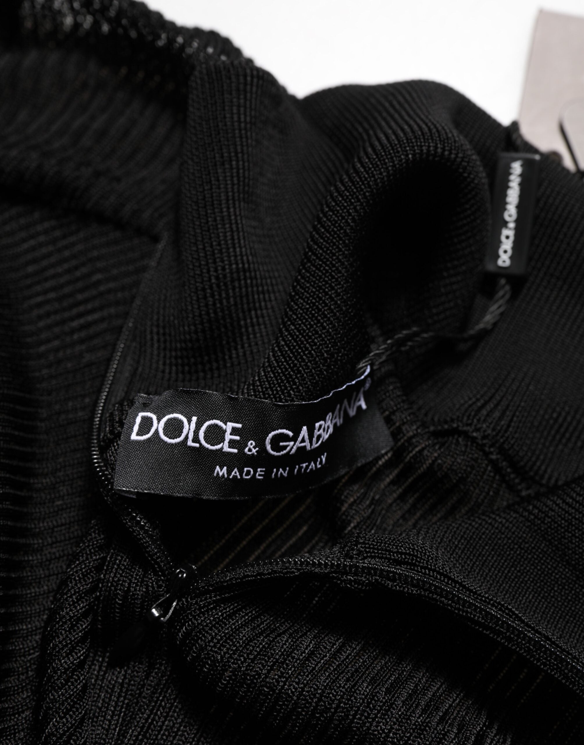 Pull à col roulé noir en viscose de Dolce & Gabbana, pull-over élégant et confortable pour homme.
