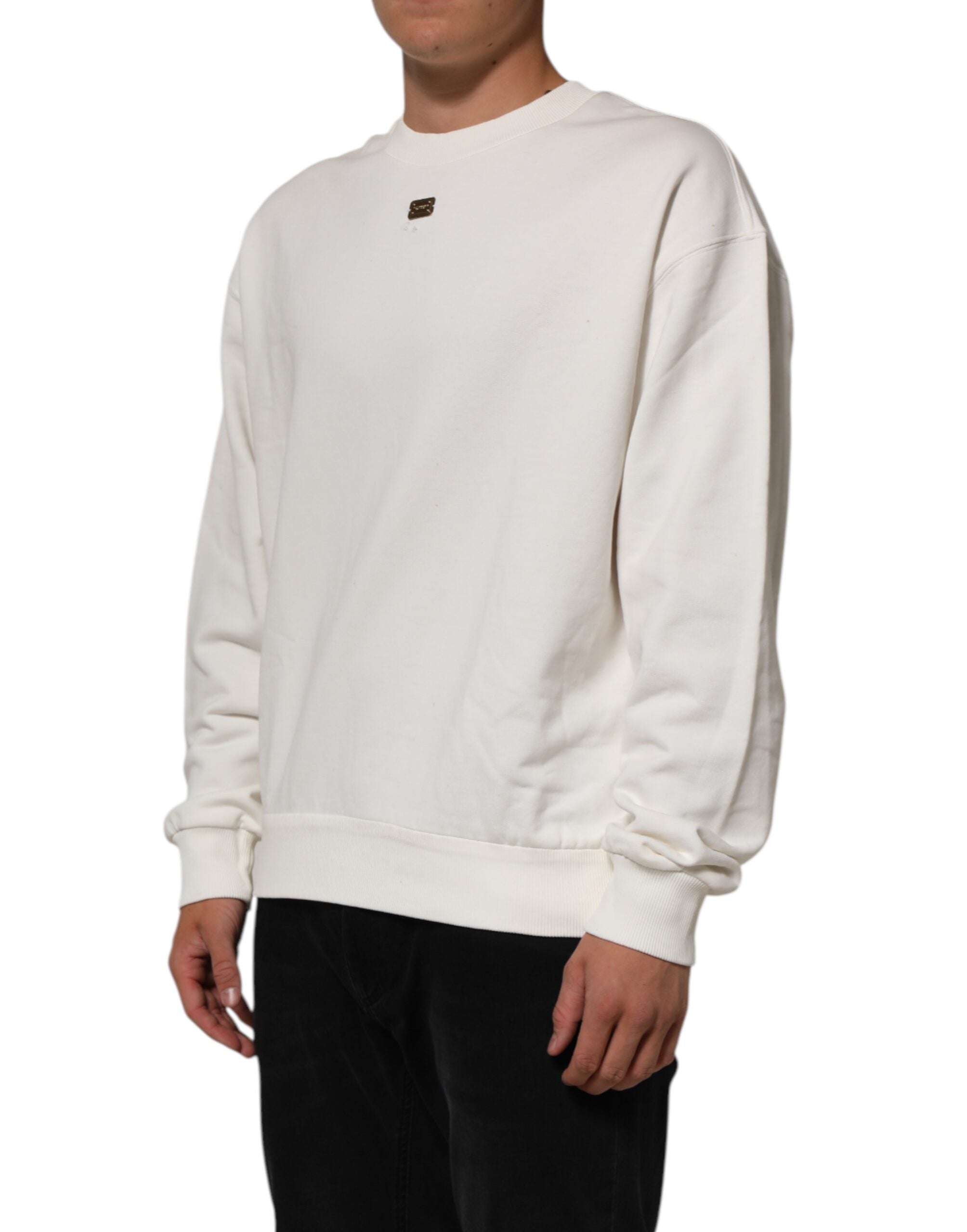 Sweat-shirt blanc Dolce & Gabbana avec logo DG sur le col rond, en coton confortable, porté dans une image de mode.