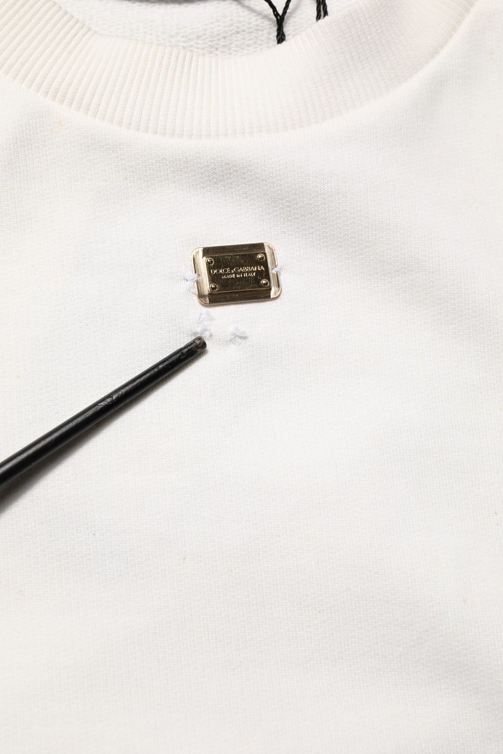 Sweatshirt blanc Dolce & Gabbana avec logo DG sur le col, en coton, version à col rond, vue de face.