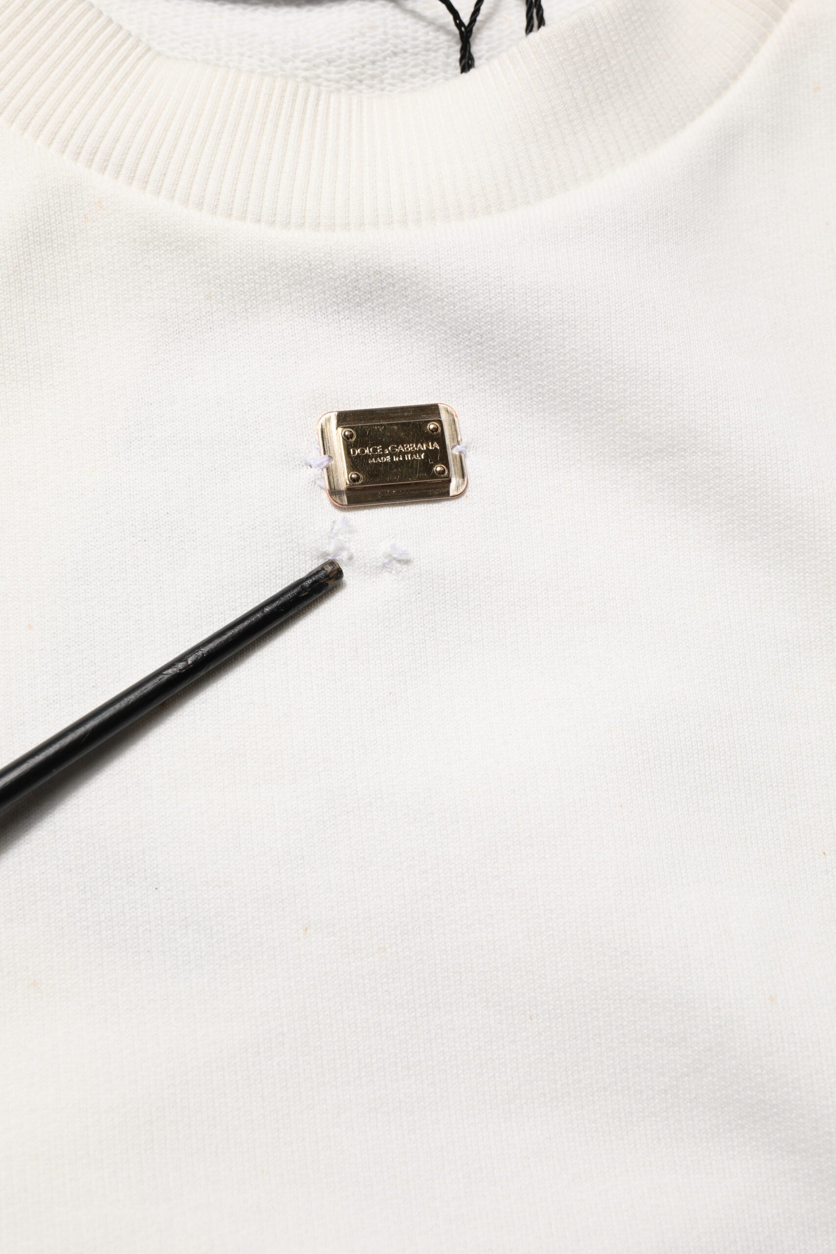 Sweatshirt blanc Dolce & Gabbana avec logo DG sur le col, en coton, version à col rond, vue de face.